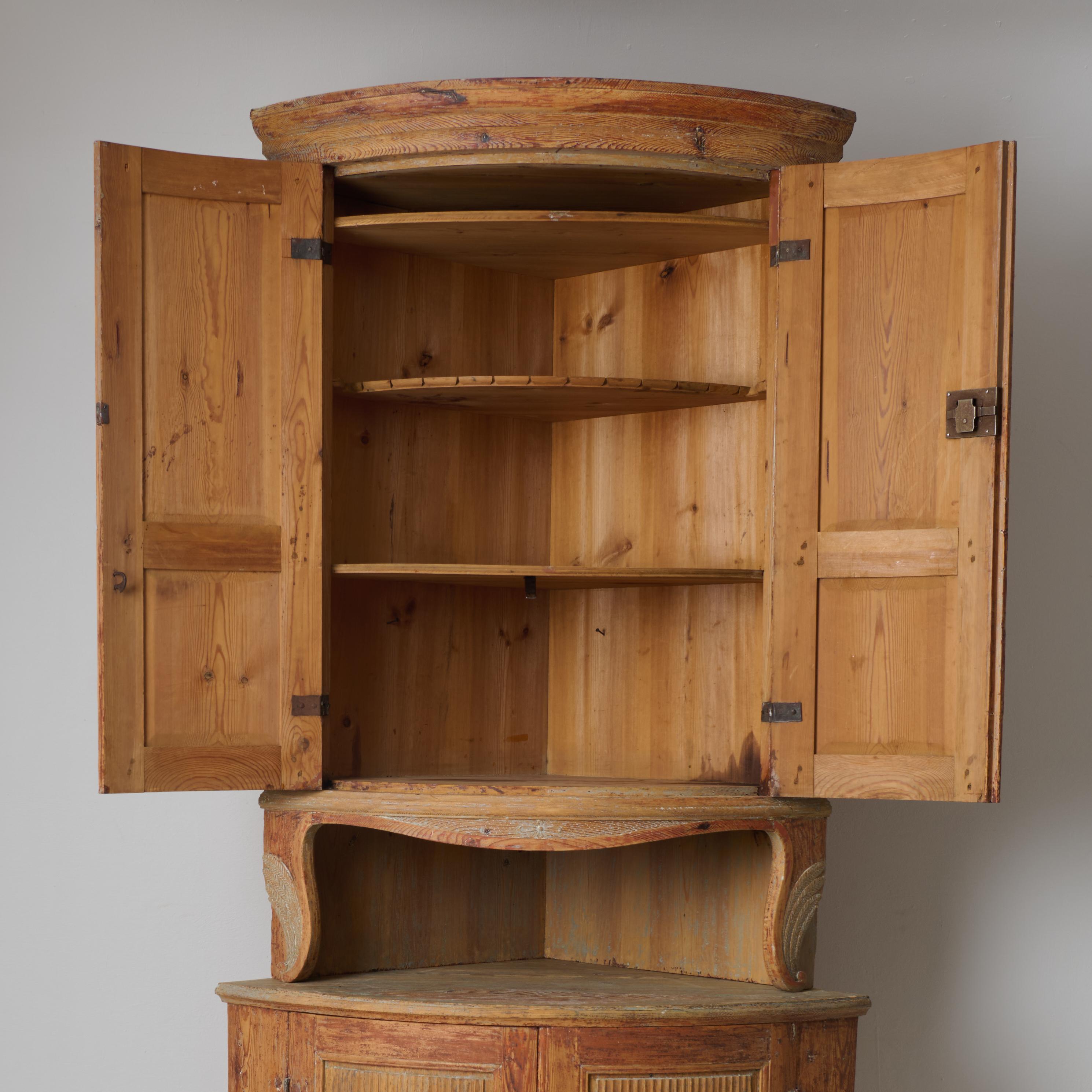 Suédois Ancienne armoire d'angle suédoise gustavienne, véritable meuble de campagne rustique en vente