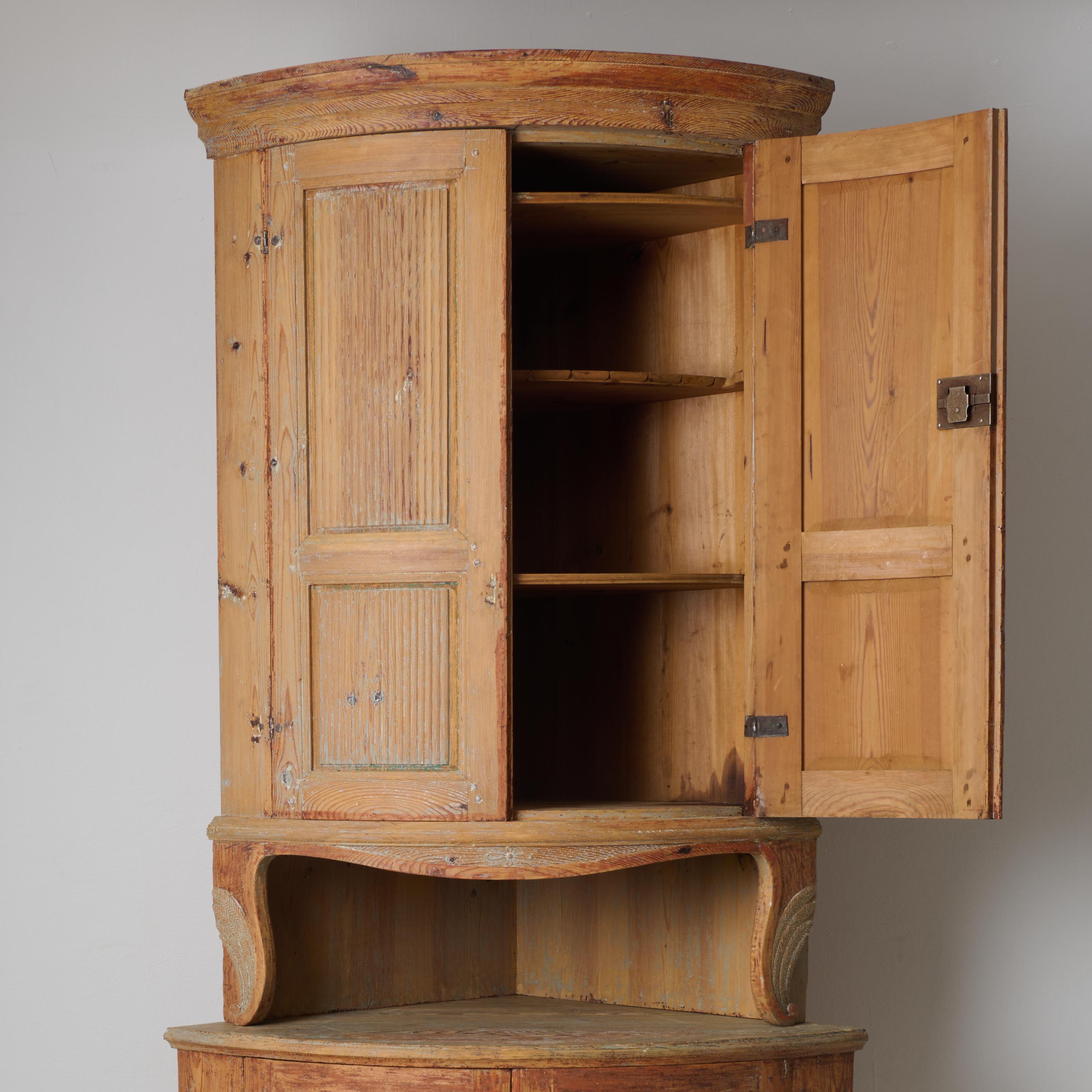 Fait main Ancienne armoire d'angle suédoise gustavienne, véritable meuble de campagne rustique en vente