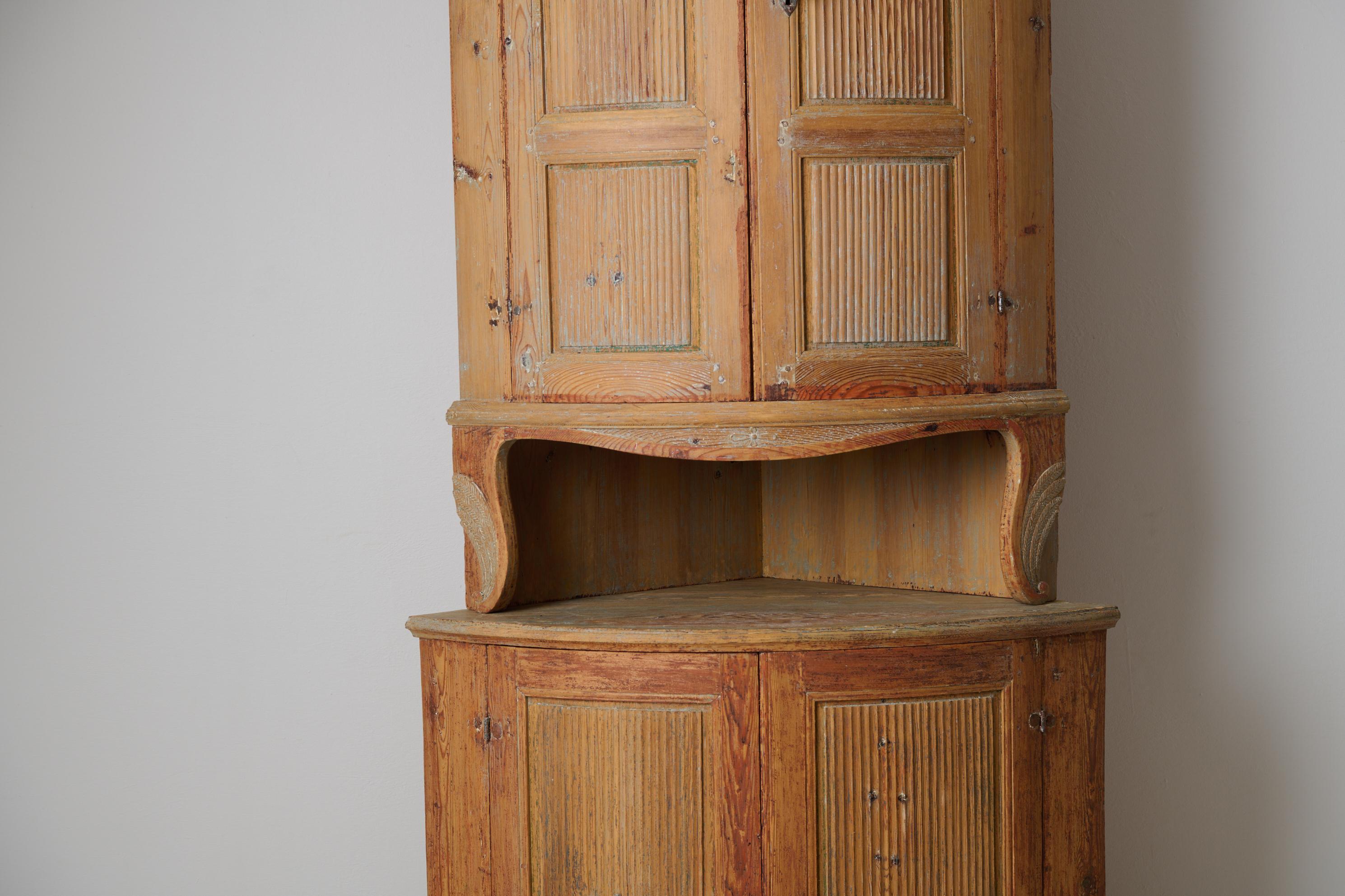 Ancienne armoire d'angle suédoise gustavienne, véritable meuble de campagne rustique Bon état - En vente à Kramfors, SE