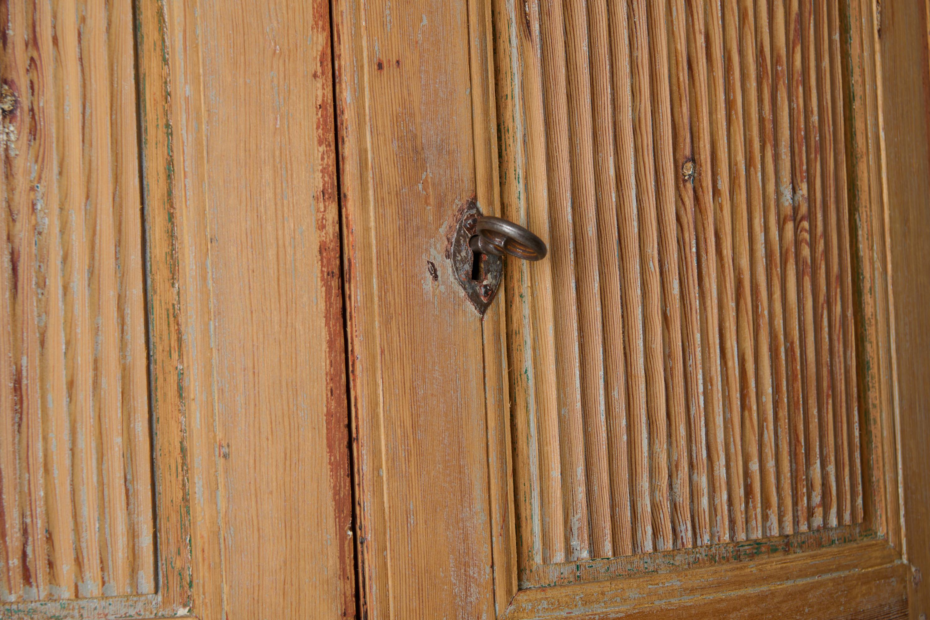 Pin Ancienne armoire d'angle suédoise gustavienne, véritable meuble de campagne rustique en vente