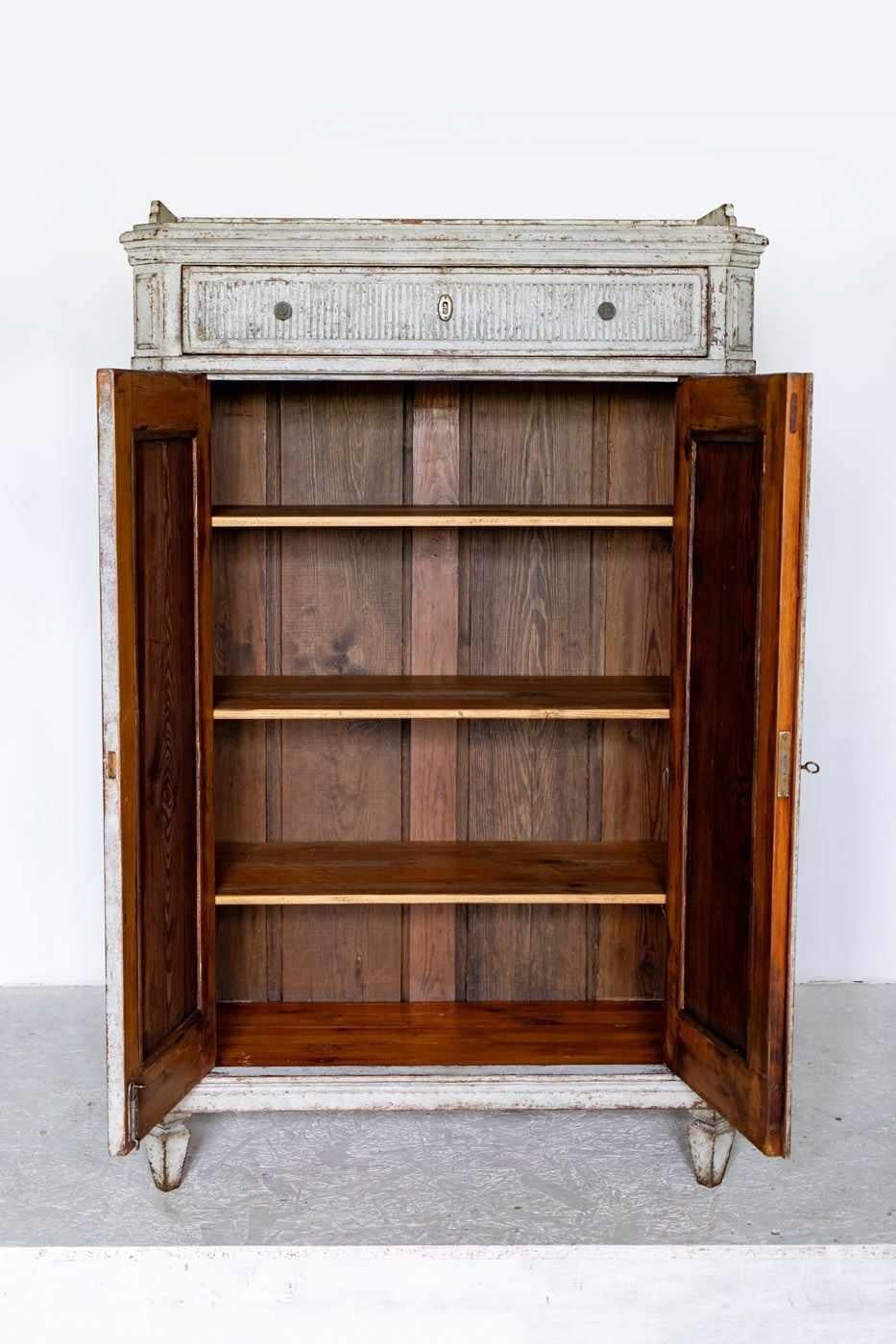 Circa 1850 antique Swedish Gustavian White painted Sideboard Buffet commode in gustavian style with classic Gustavian ribbing detail on the door front and on the 2 drawers.

It has pyramid feet and internal shelves with 2 drawers

Classic Gustavian