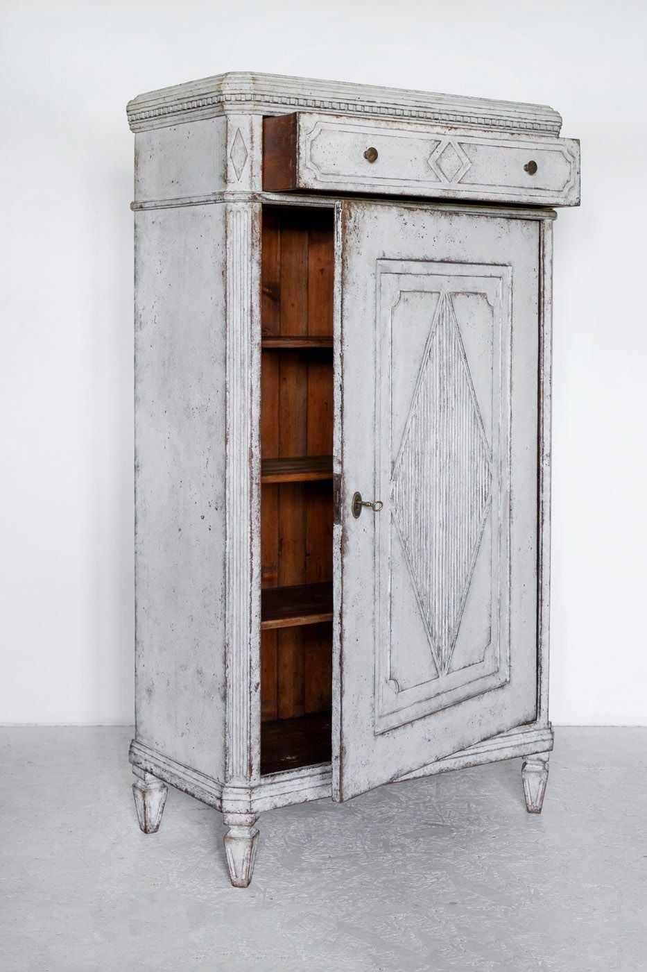 Circa 1860 antique Swedish Gustavian White painted Sideboard Buffet commode in gustavian style with classic Gustavian diamond ribbing detail on the door front and on the drawer.

It has pyramid feet, hound tooth top edge and  internal shelves with a
