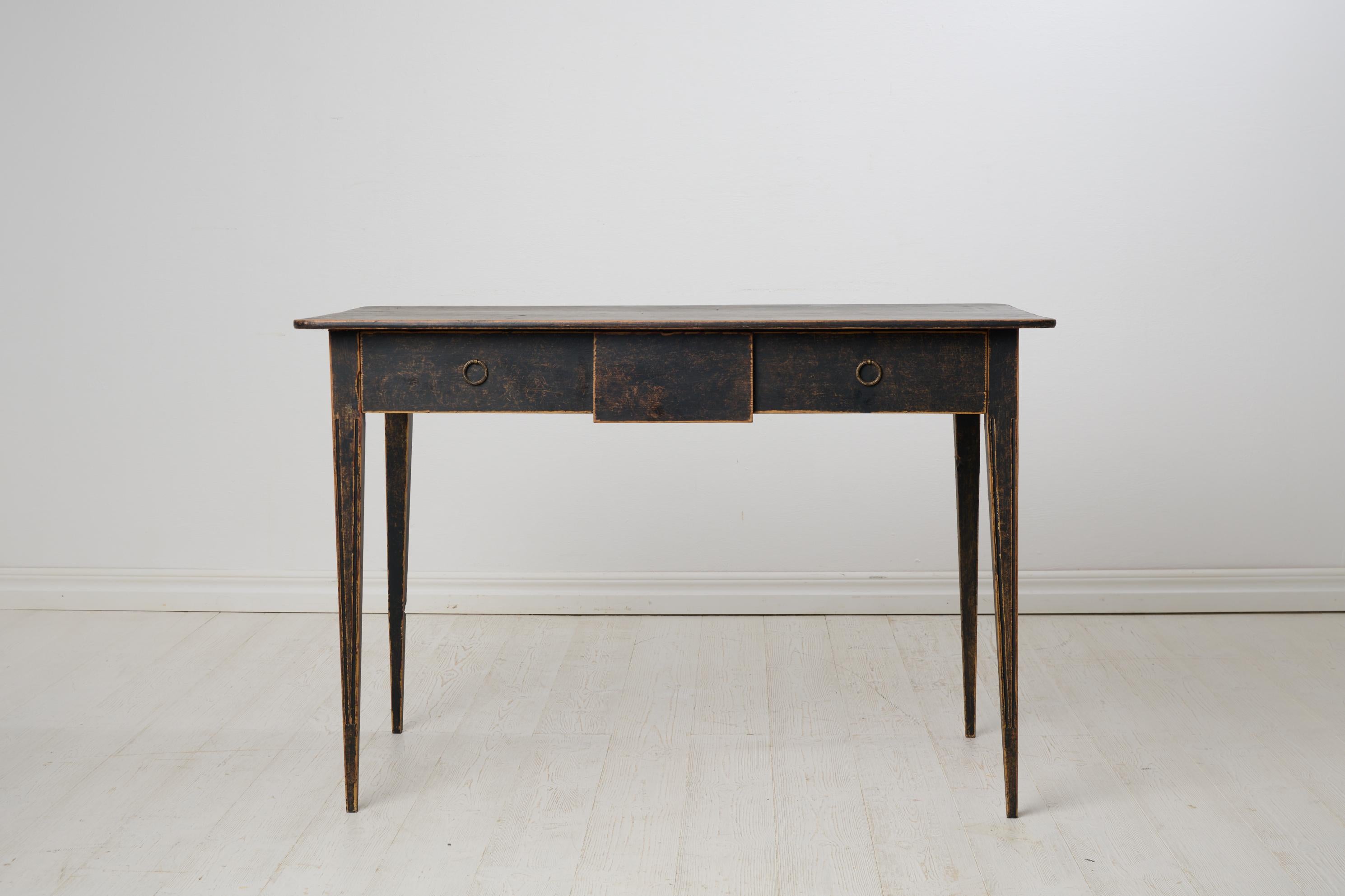 Antique Swedish Gustavian Period Elegant Desk Made by Hand in Solid Pine In Good Condition For Sale In Kramfors, SE