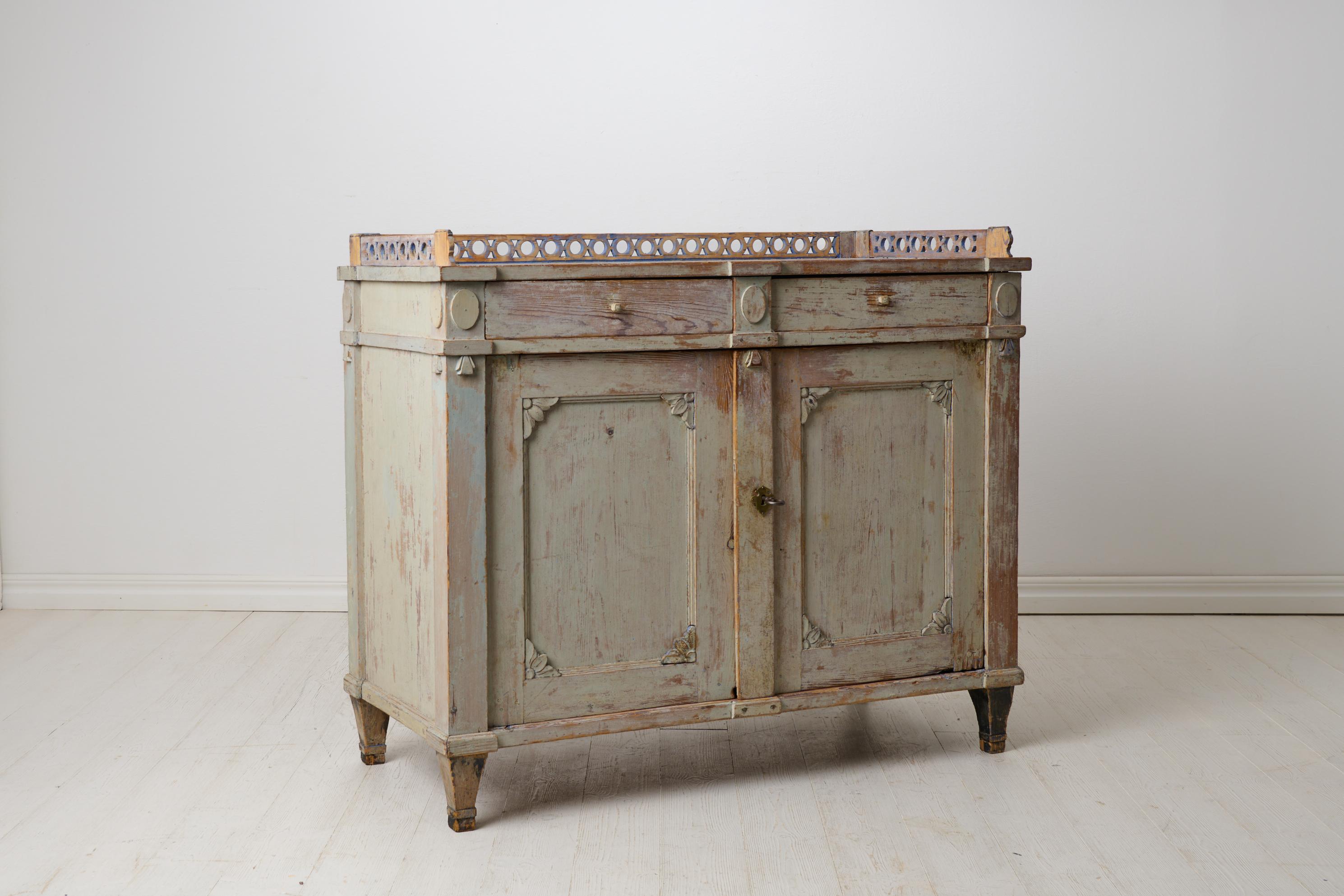 Antique Swedish Gustavian Period Elegant Sideboard with Hand-Carved Decorations In Good Condition For Sale In Kramfors, SE