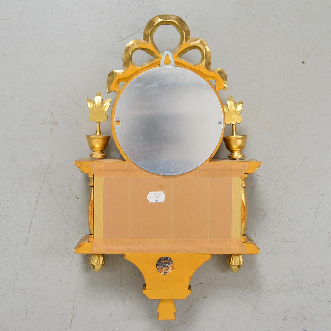 Antiguo reloj de pared Gustaviano Este reloj de pared rococó sueco es de 1900 y tiene su mecanismo original. Reloj de Pared Tallado a Mano, Artesanal y Dorado Ha sido tallado a mano con adornos florales y dorado. Caja de madera dorada con bellos