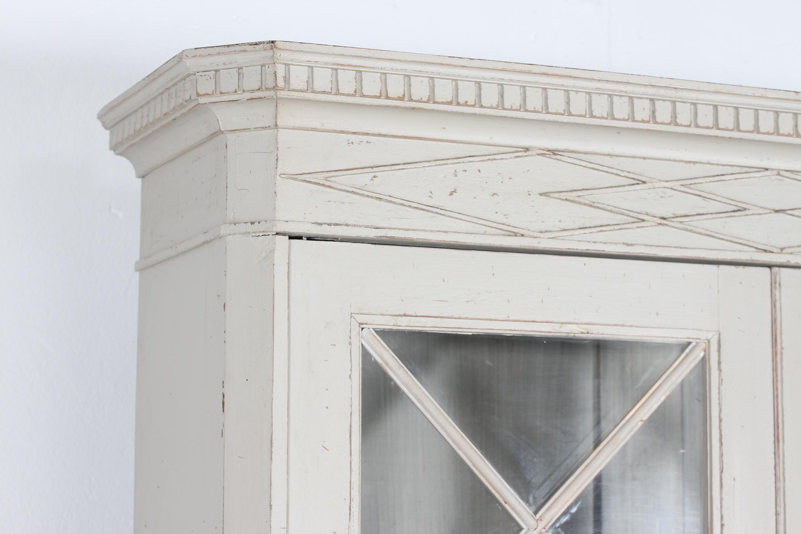 Antique Swedish Gustavian Vitrine Cabinet, Solid pine with Grey Paint 1850s In Good Condition In Silkeborg, Silkeborg