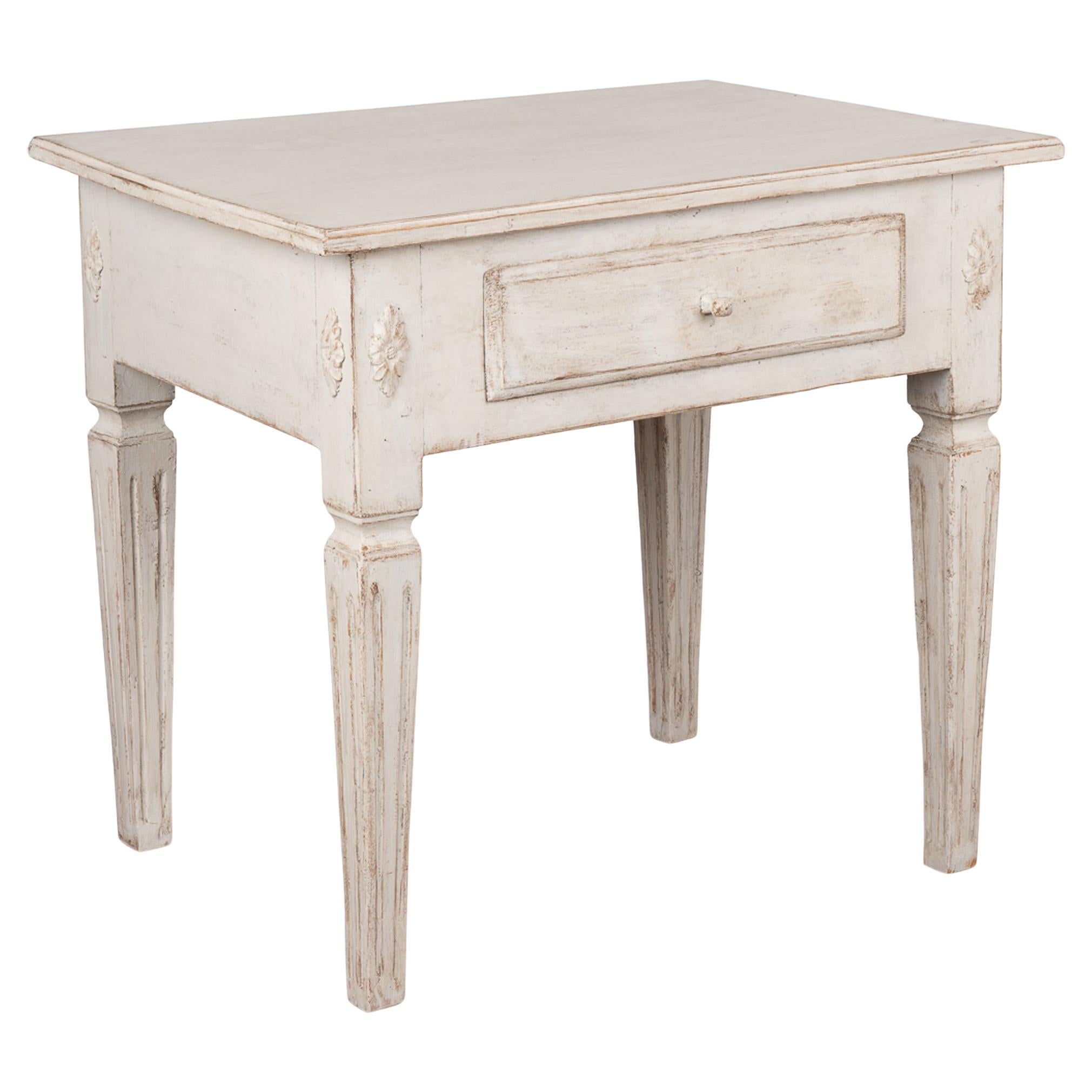 Ancienne table d'appoint suédoise gustavienne peinte en blanc avec tiroir, vers 1840-60 en vente