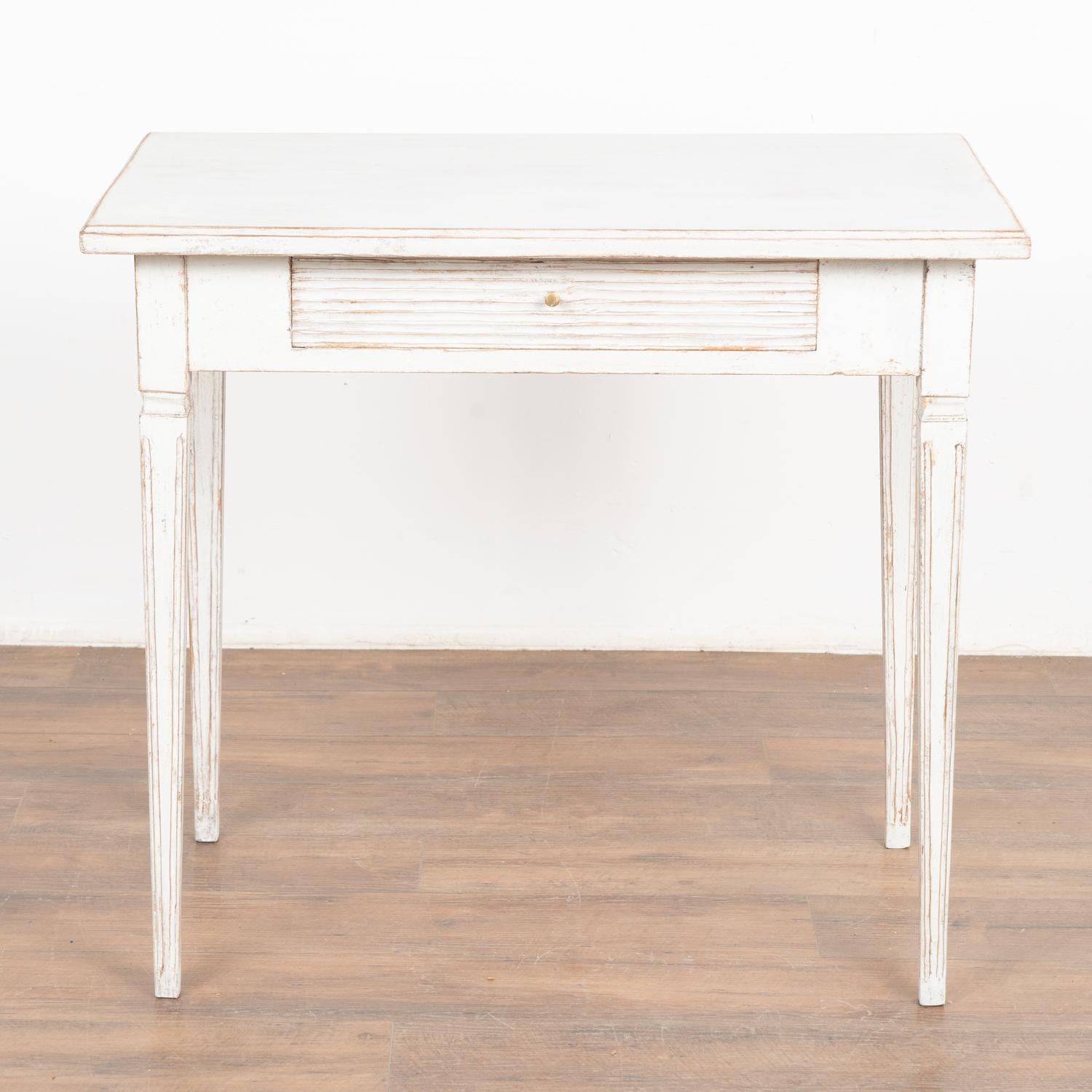 Suédois Ancienne table d'appoint suédoise gustavienne peinte en blanc avec tiroir, vers 1860-80 en vente