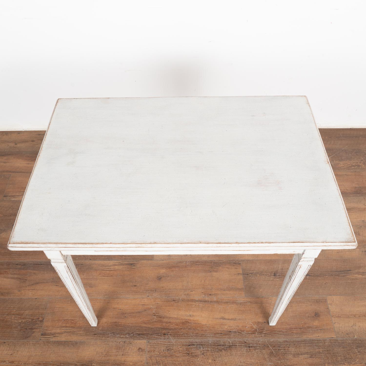 Ancienne table d'appoint suédoise gustavienne peinte en blanc avec tiroir, vers 1860-80 Bon état - En vente à Round Top, TX