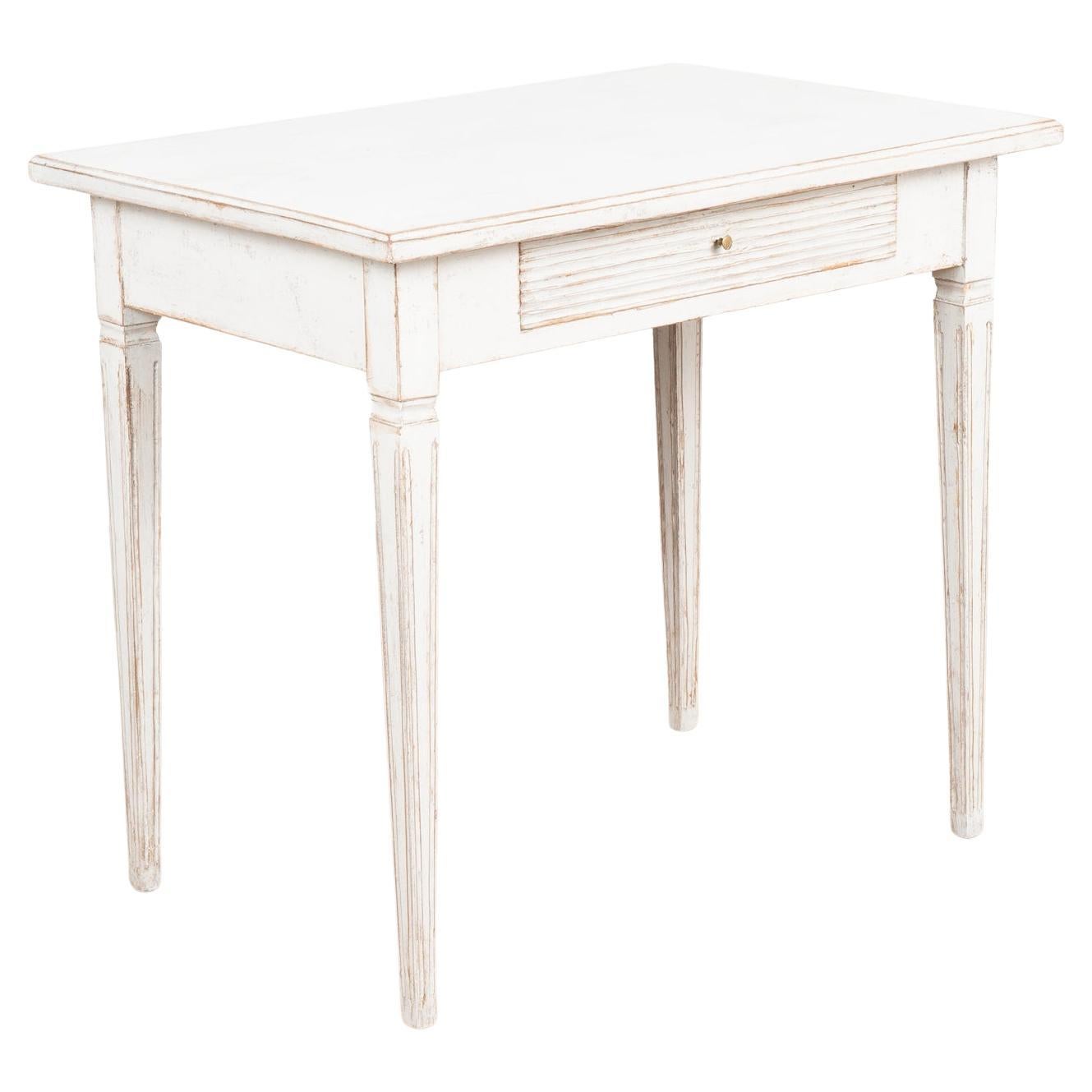 Ancienne table d'appoint suédoise gustavienne peinte en blanc avec tiroir, vers 1860-80