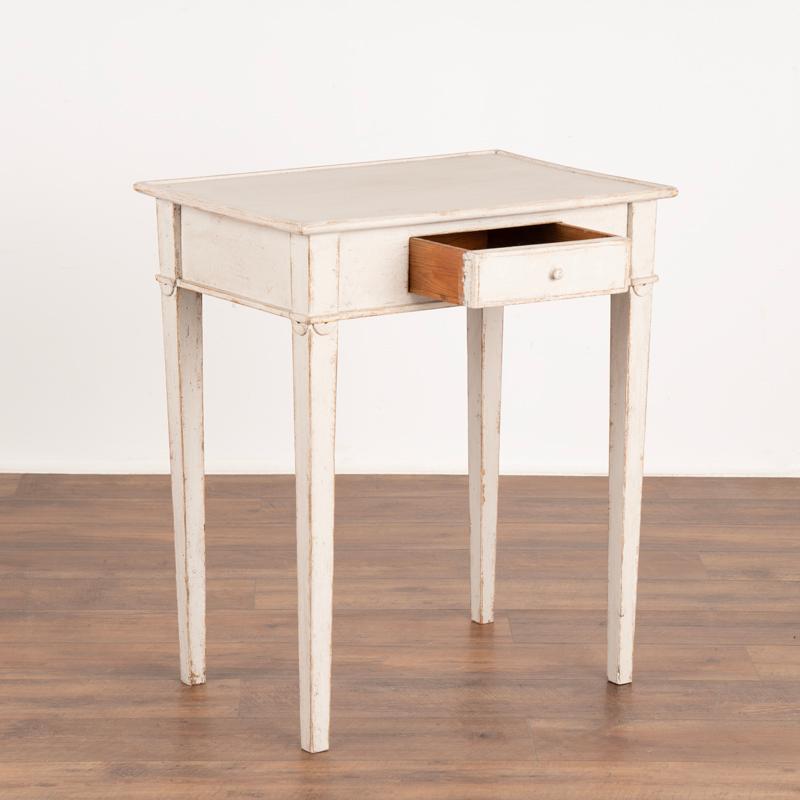 Antique Swedish Gustavian White Painted Small Side Table With Drawer In Good Condition For Sale In Round Top, TX
