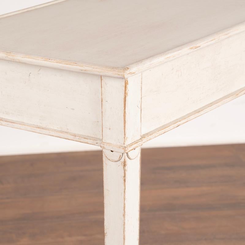 Bois Ancienne table d'appoint suédoise gustavienne peinte en blanc avec tiroir en vente