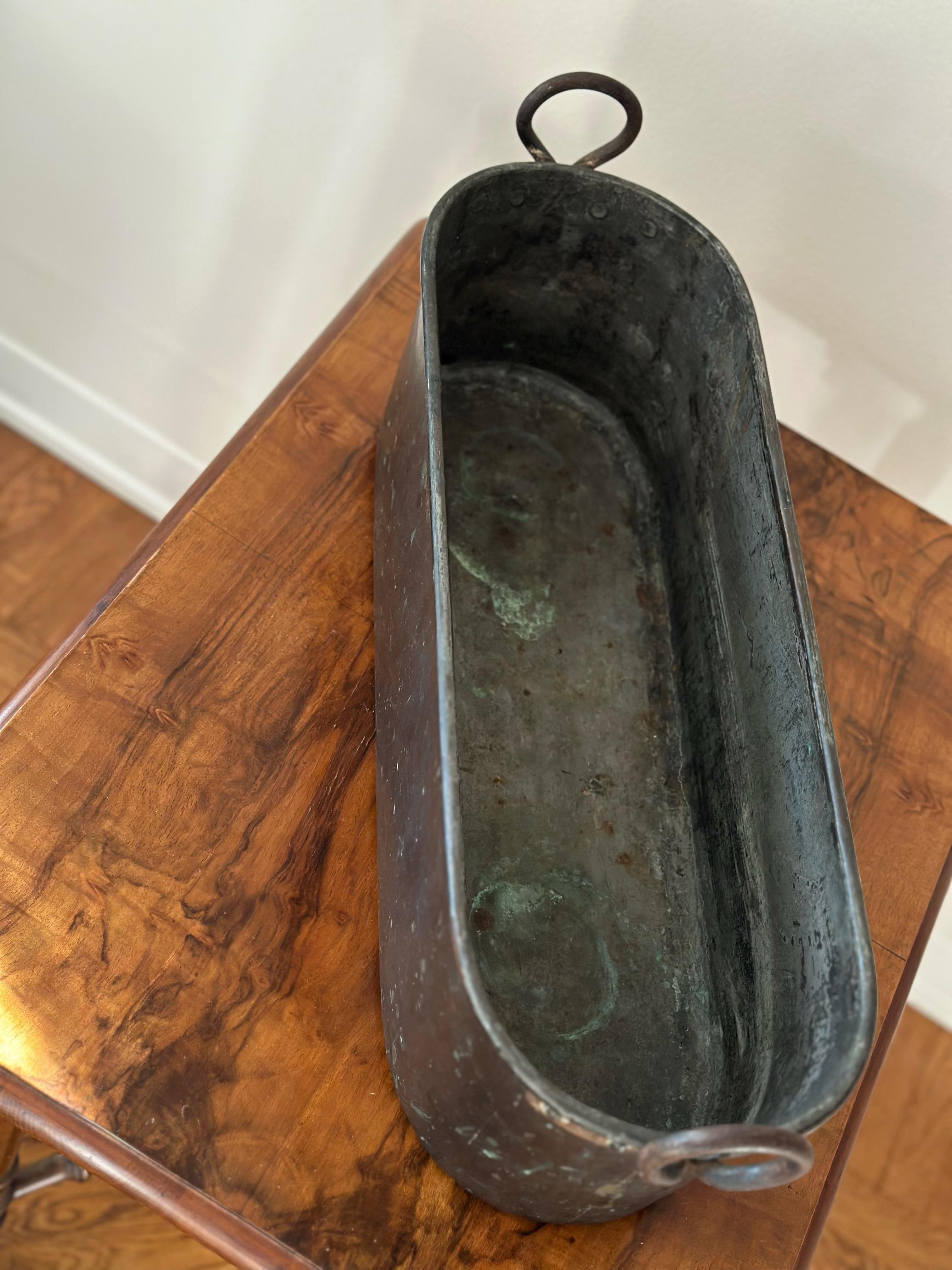 Ancienne jardinière suédoise en cuivre martelé, vers 1900 en vente 2