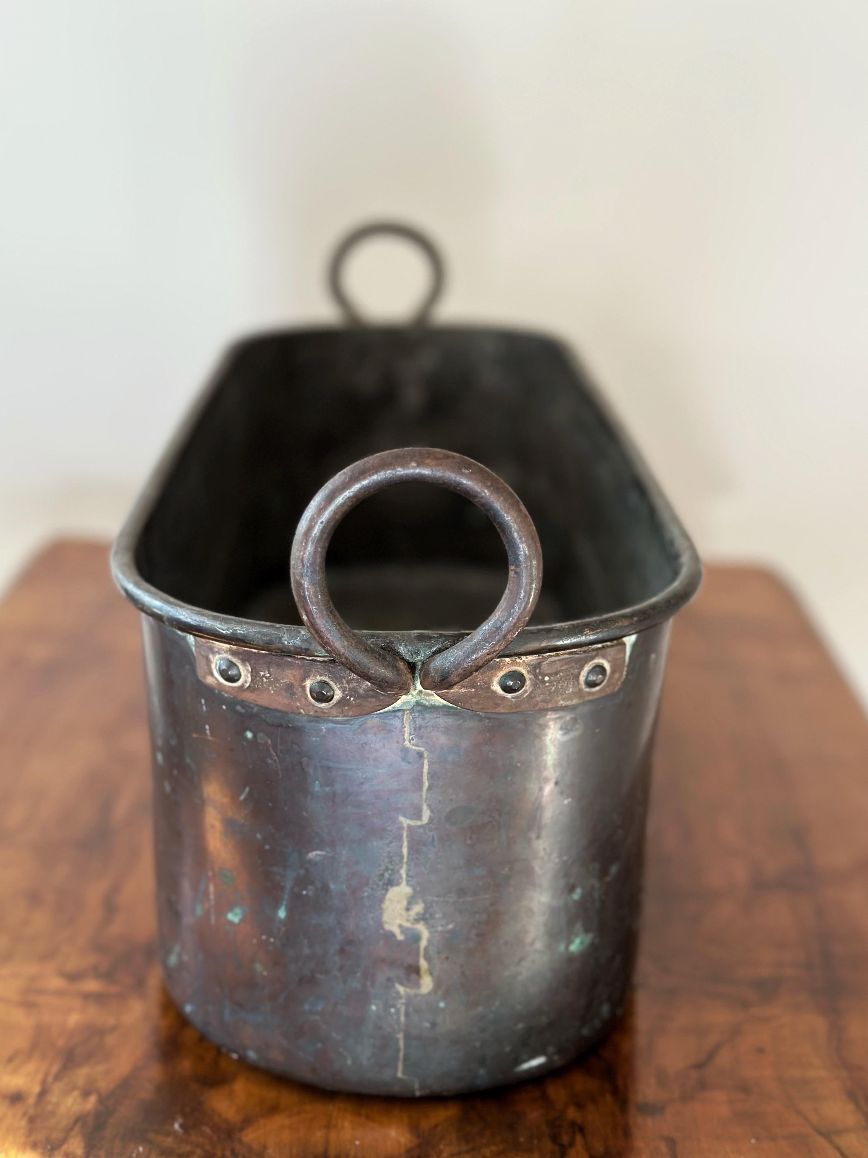 20ième siècle Ancienne jardinière suédoise en cuivre martelé, vers 1900 en vente