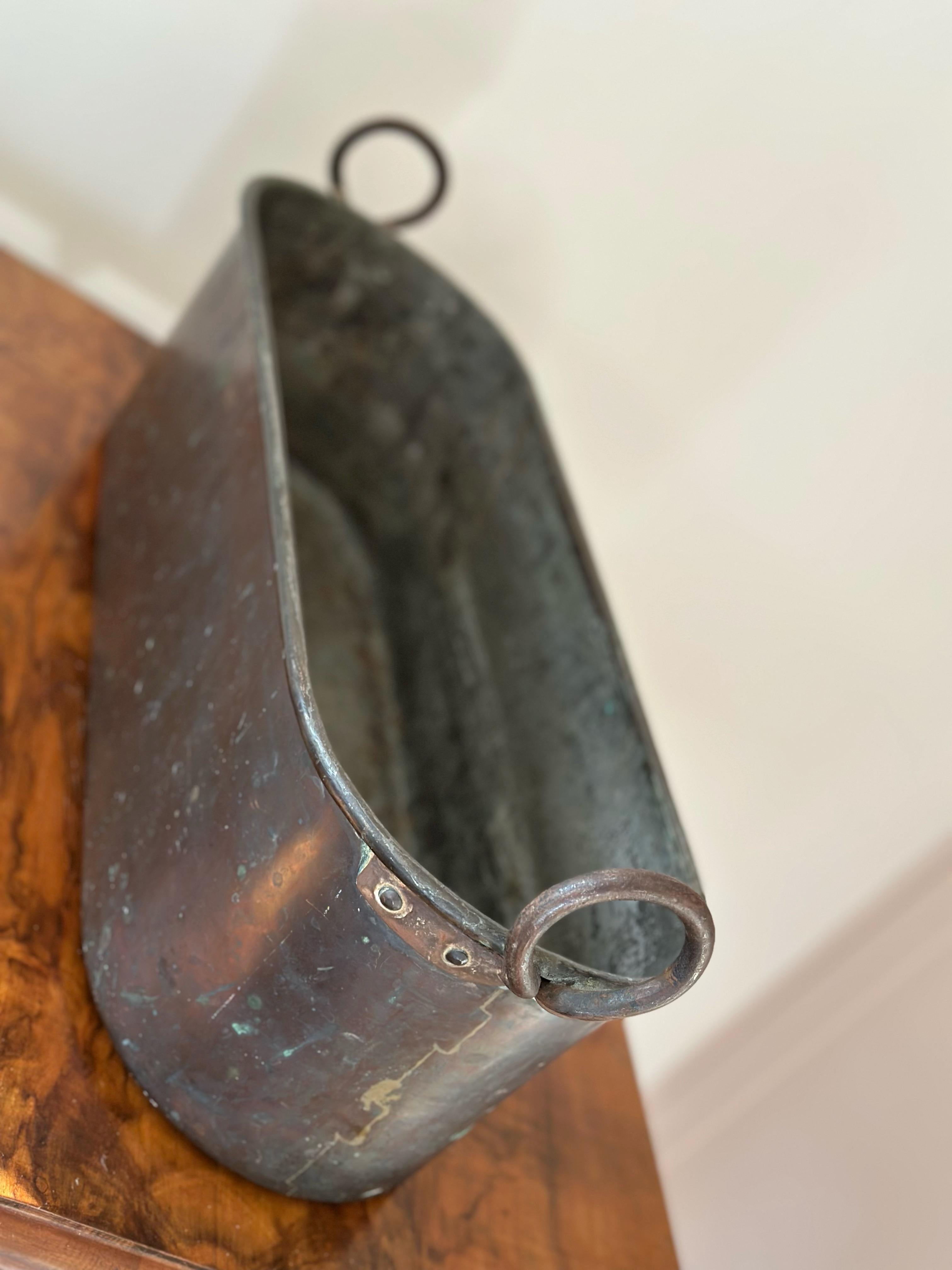 Cuivre Ancienne jardinière suédoise en cuivre martelé, vers 1900 en vente