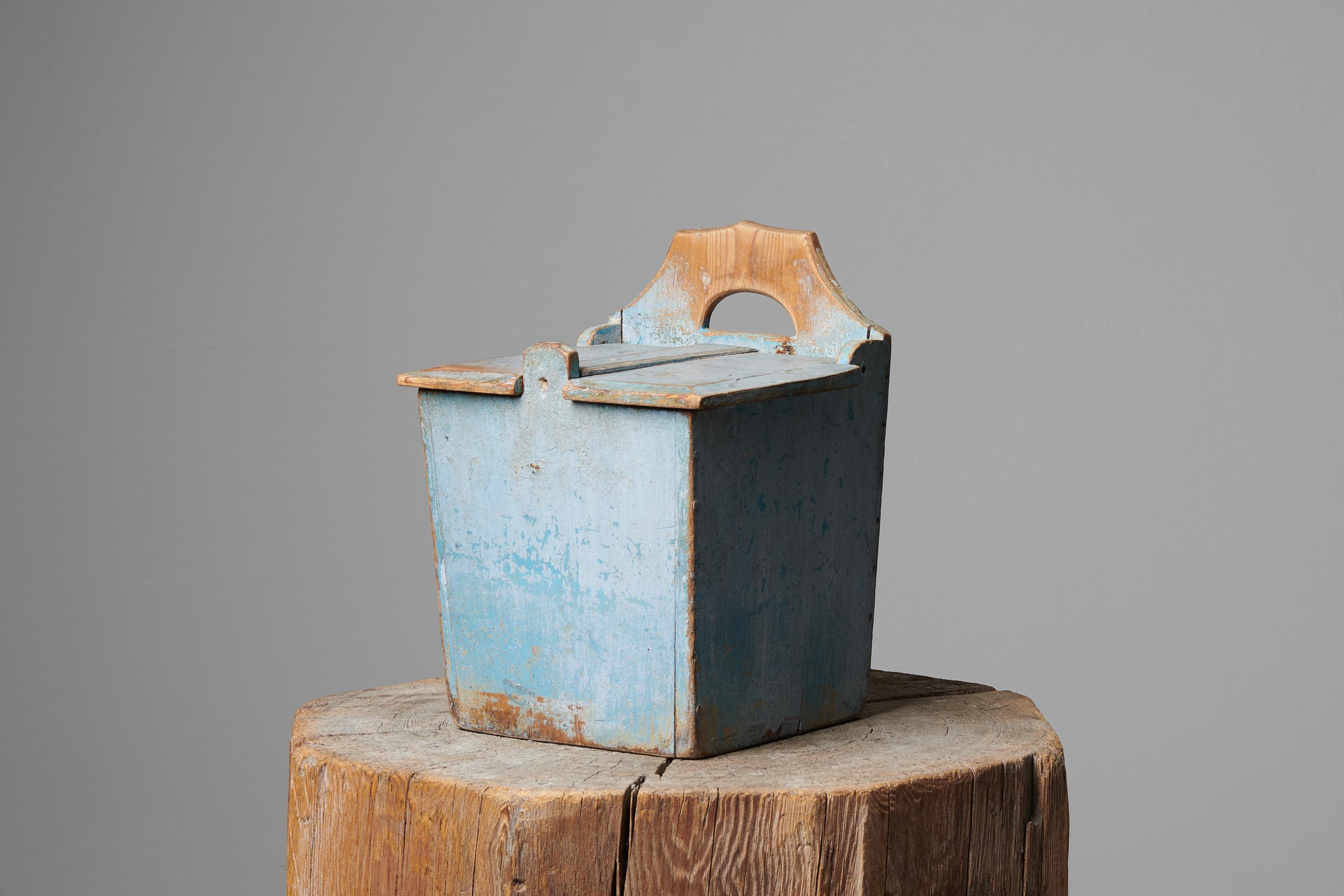 Ancienne boîte à farine artisanale de Suède réalisée dans l'art populaire au cours de la seconde moitié du XIXe siècle, vers 1860-1870. Ces boîtes étaient soit accrochées au mur, soit placées sur le comptoir afin de conserver la farine. Il est