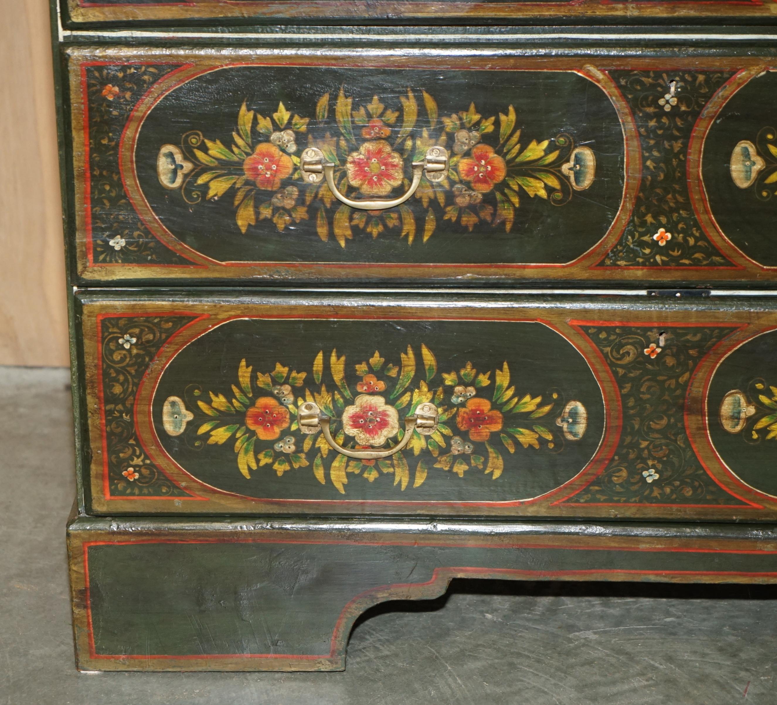 ANTiQUE SCHWEDISCHE HANDGEMALTE GRÜNE FLORALE ZWEI ÜBER DREI SCHRANKKOMPETEN im Angebot 3