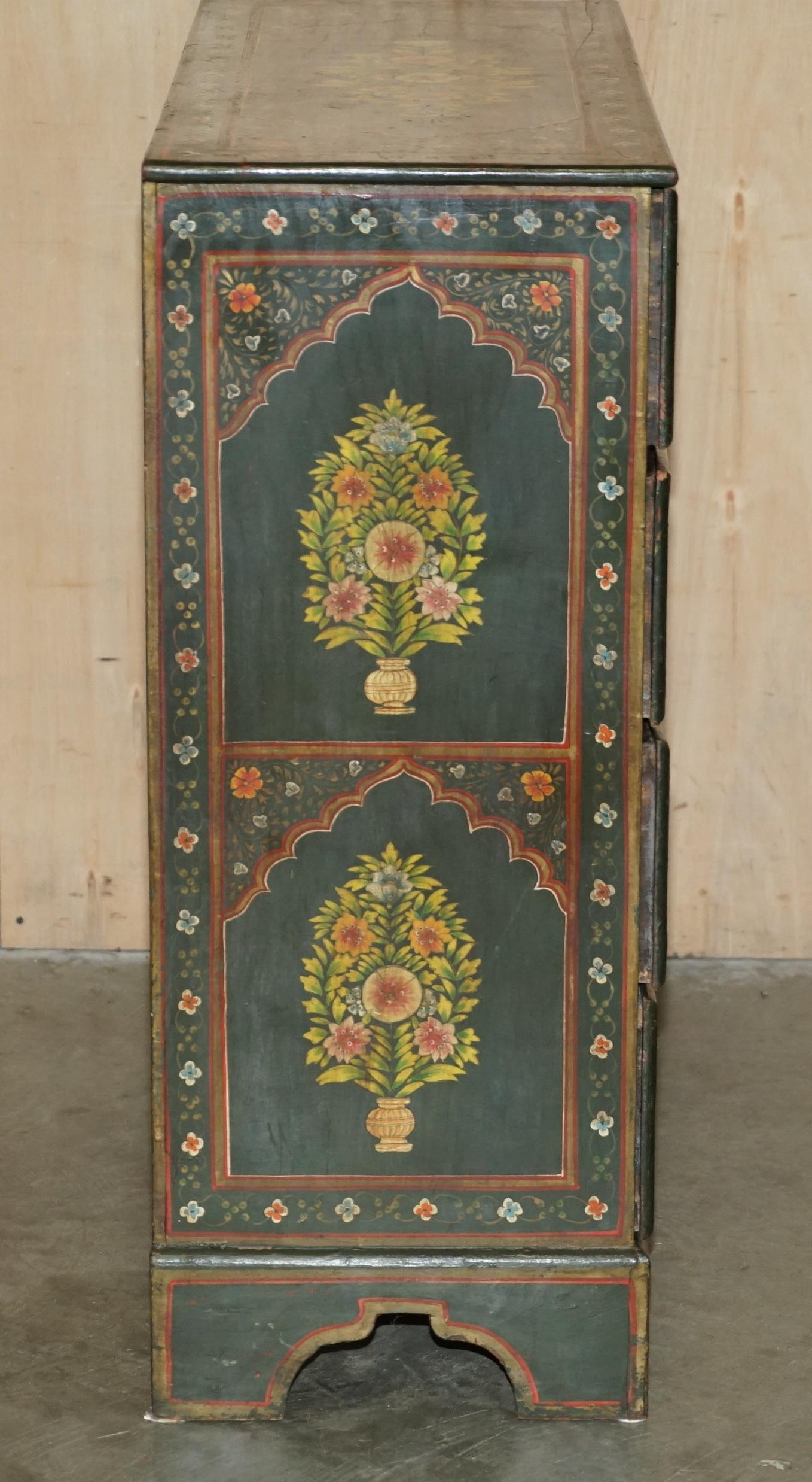 ANTiQUE SCHWEDISCHE HANDGEMALTE GRÜNE FLORALE ZWEI ÜBER DREI SCHRANKKOMPETEN im Angebot 4