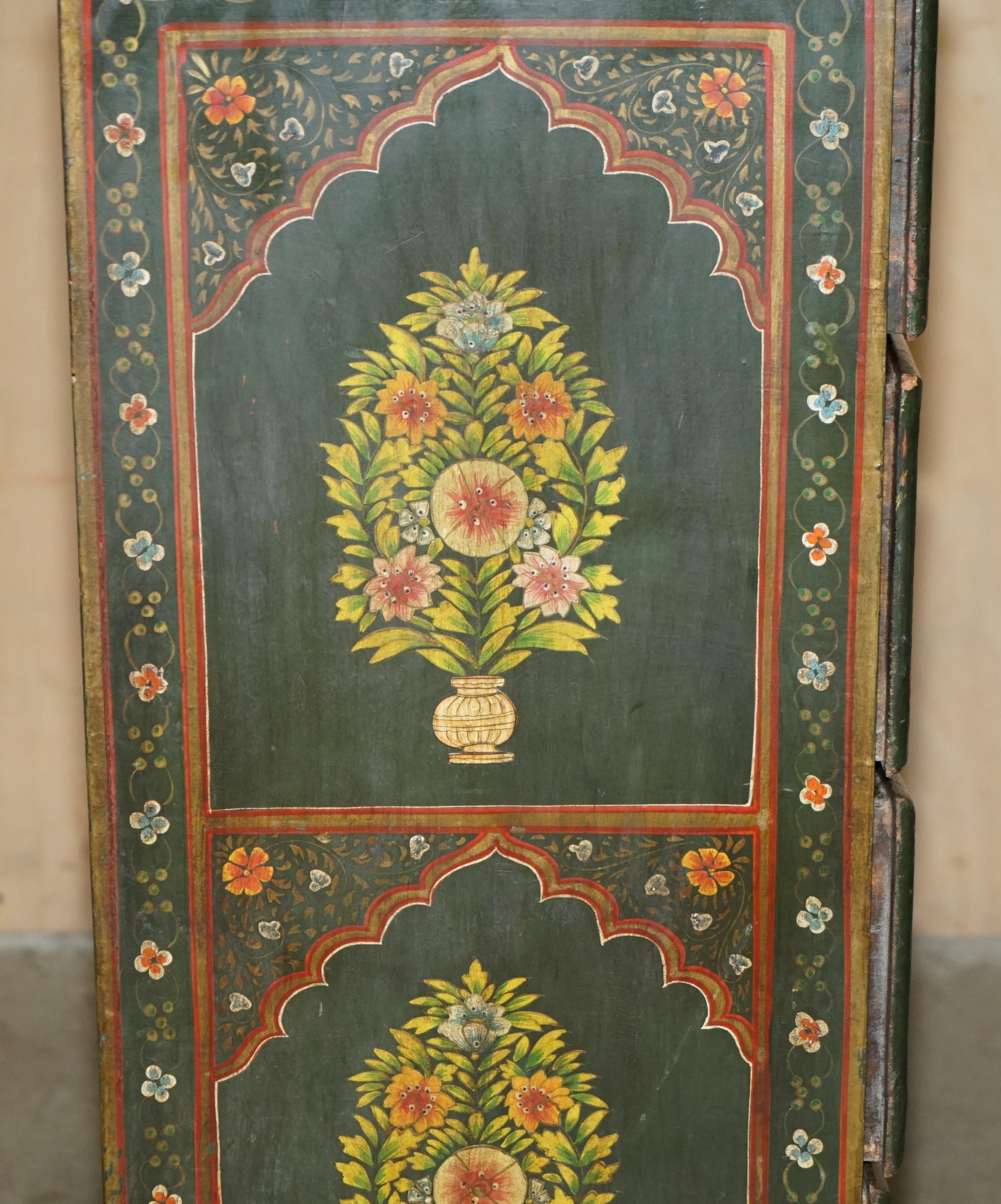 ANTiQUE SCHWEDISCHE HANDGEMALTE GRÜNE FLORALE ZWEI ÜBER DREI SCHRANKKOMPETEN im Angebot 5