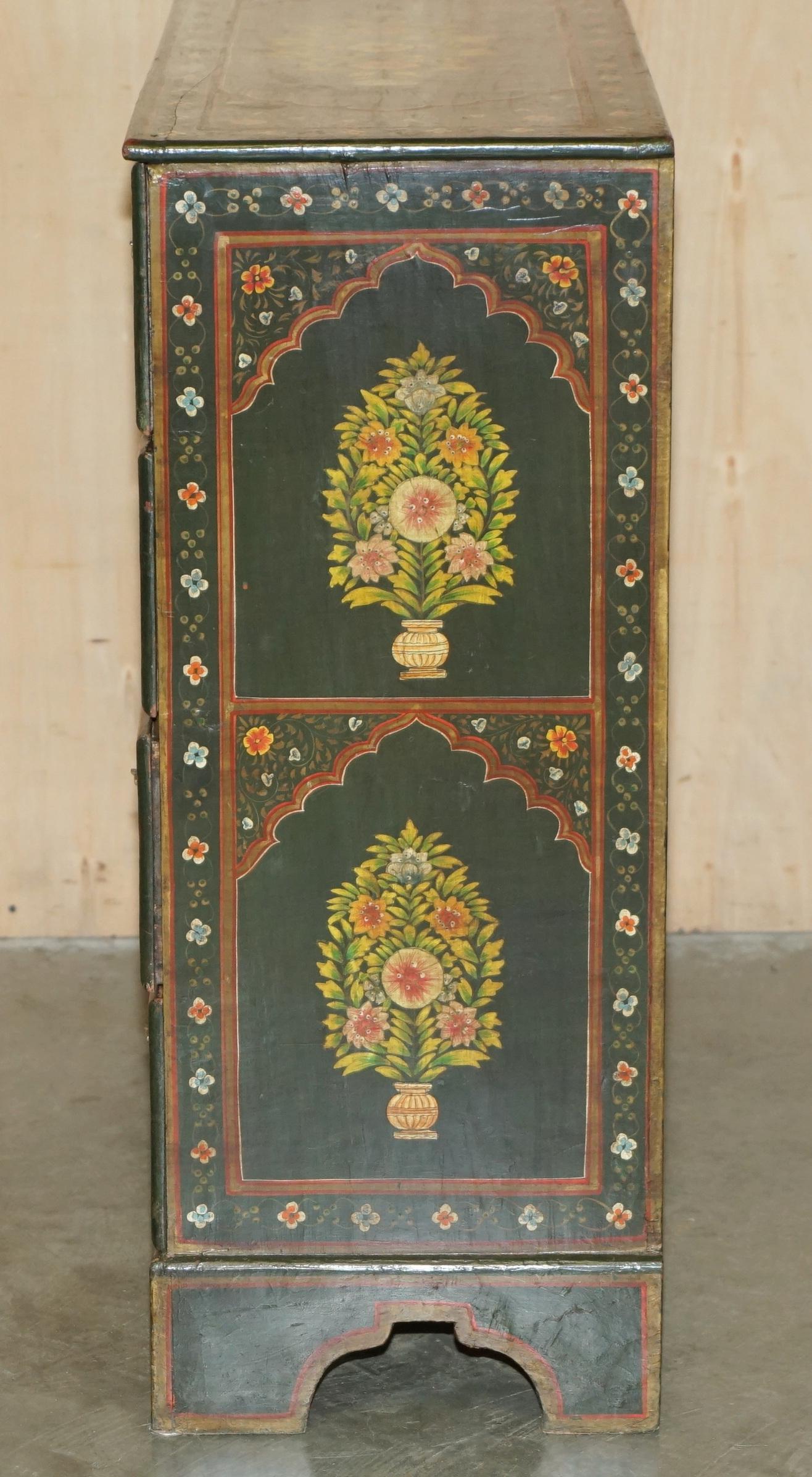 ANTiQUE SCHWEDISCHE HANDGEMALTE GRÜNE FLORALE ZWEI ÜBER DREI SCHRANKKOMPETEN im Angebot 7