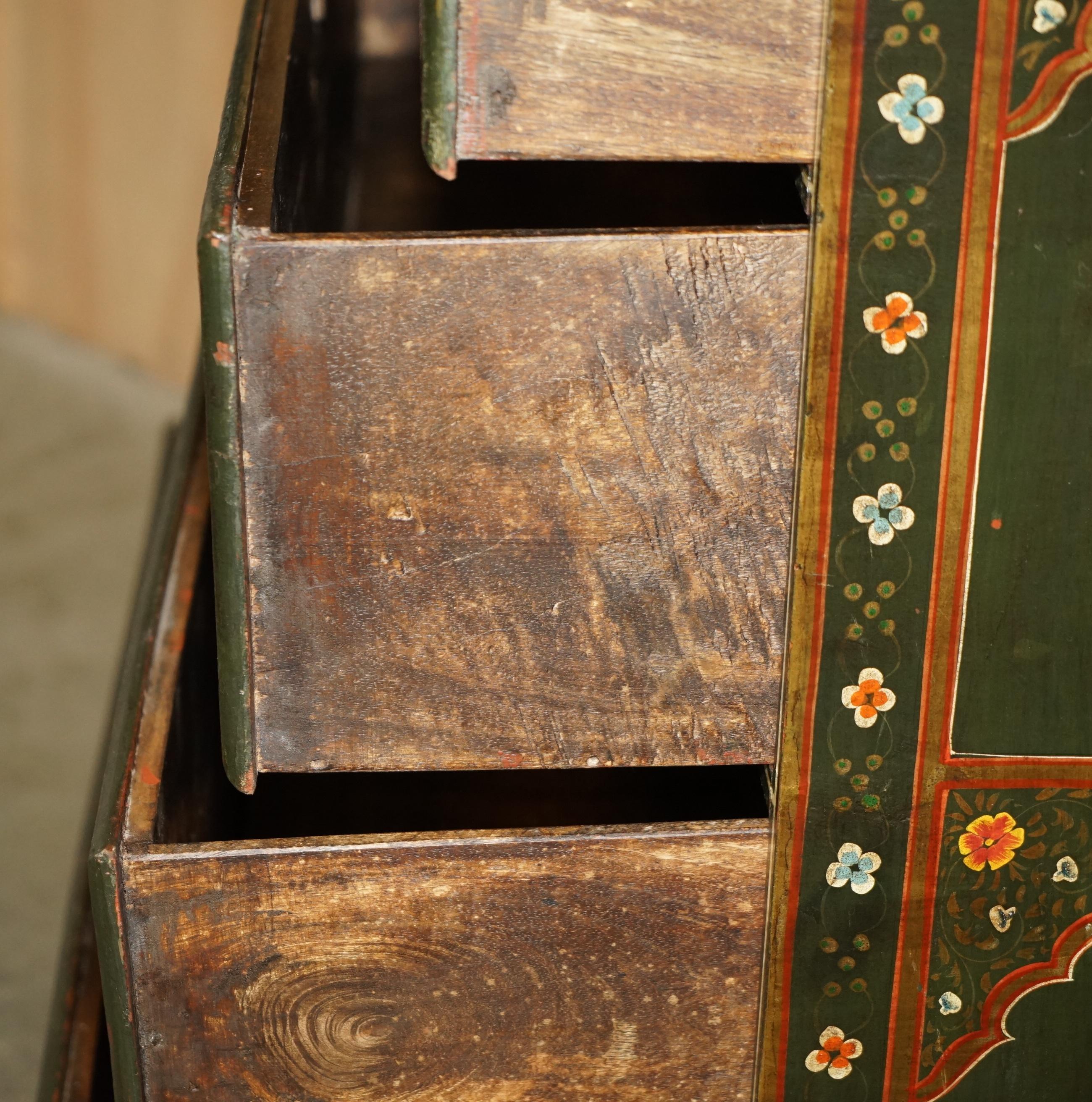 ANTiQUE SCHWEDISCHE HANDGEMALTE GRÜNE FLORALE ZWEI ÜBER DREI SCHRANKKOMPETEN im Angebot 10