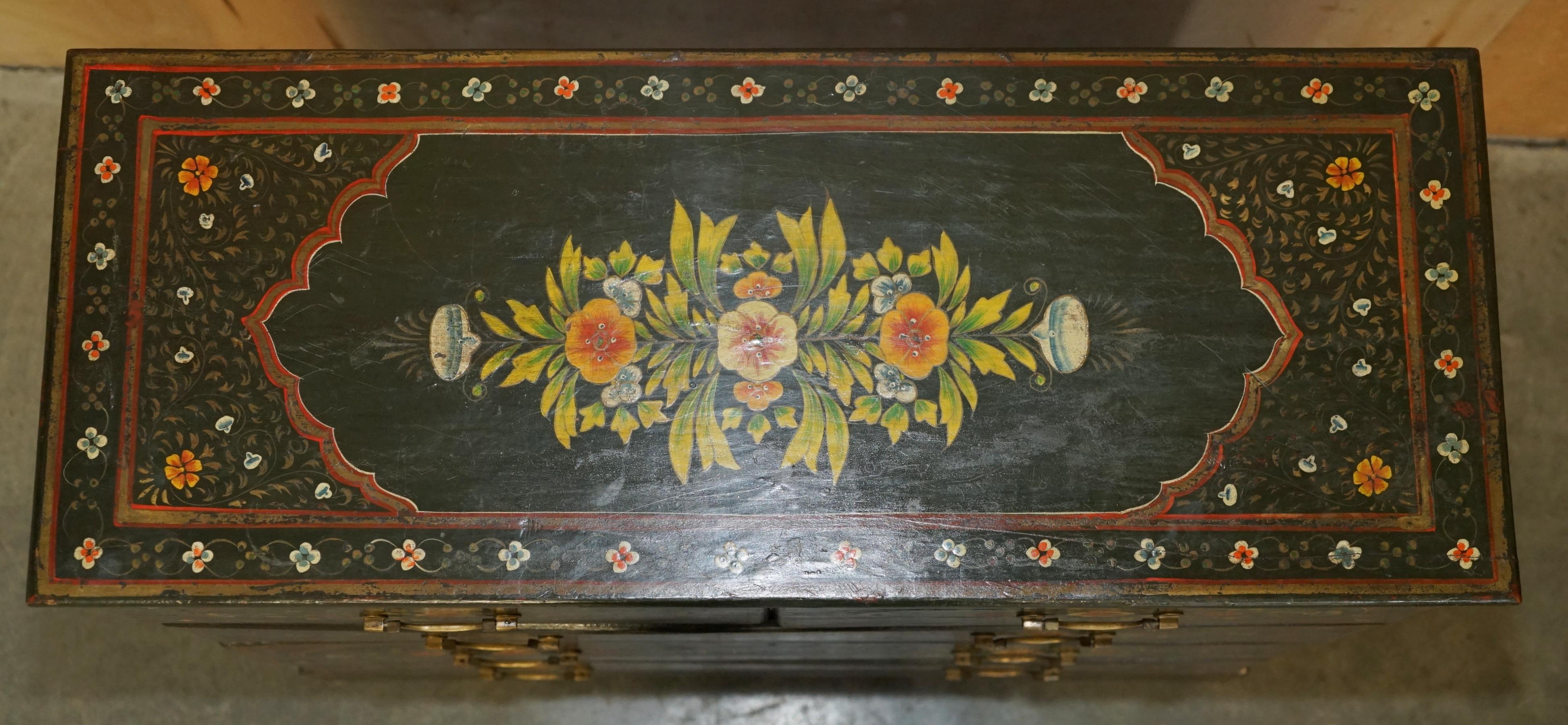 ANTiQUE SCHWEDISCHE HANDGEMALTE GRÜNE FLORALE ZWEI ÜBER DREI SCHRANKKOMPETEN (Schwedisch) im Angebot