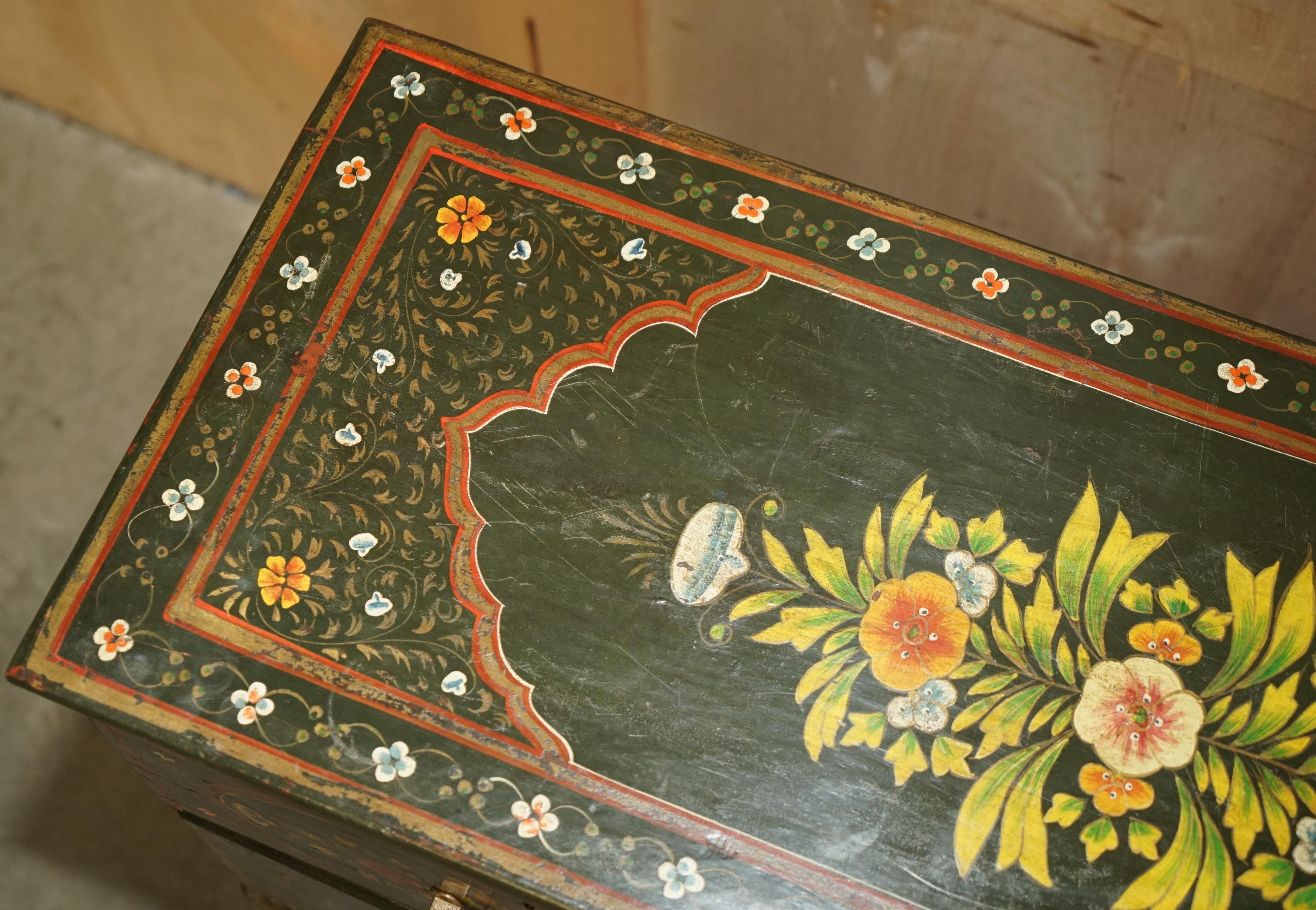 ANTiQUE SCHWEDISCHE HANDGEMALTE GRÜNE FLORALE ZWEI ÜBER DREI SCHRANKKOMPETEN (Gemalt) im Angebot