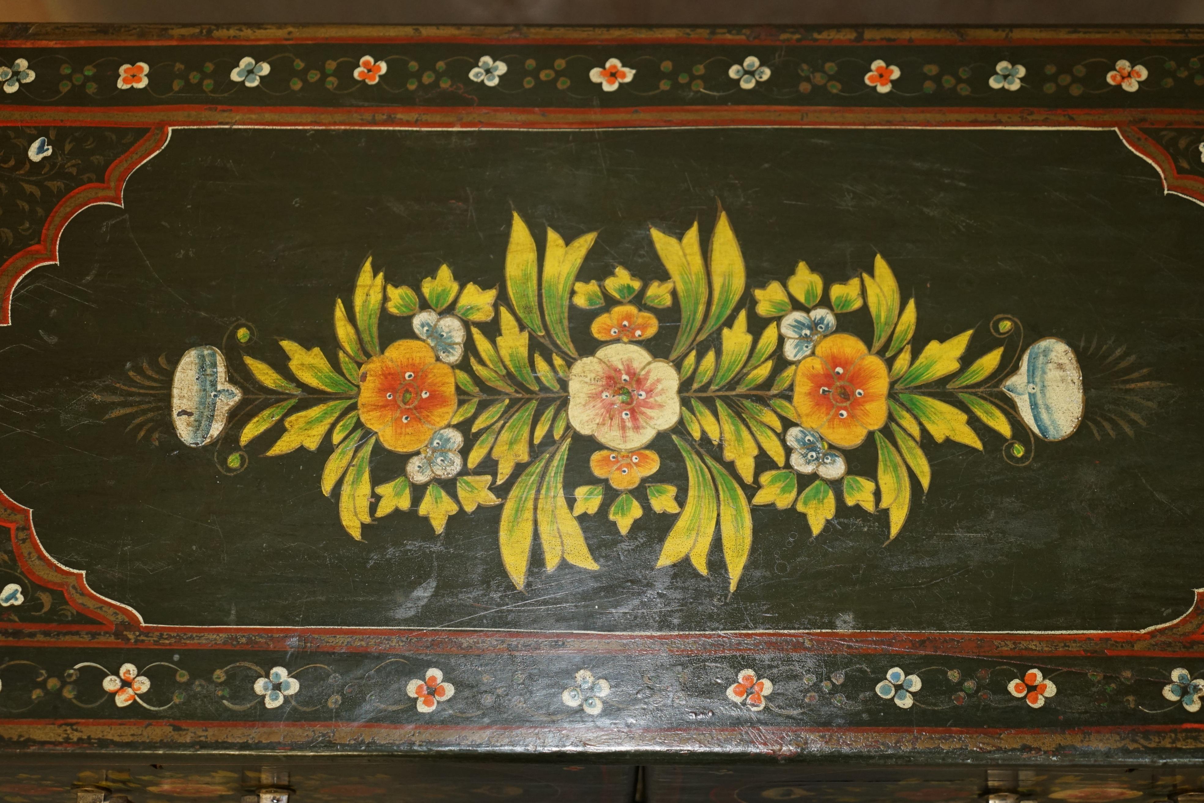 ANTiQUE SCHWEDISCHE HANDGEMALTE GRÜNE FLORALE ZWEI ÜBER DREI SCHRANKKOMPETEN im Zustand „Relativ gut“ im Angebot in West Sussex, Pulborough
