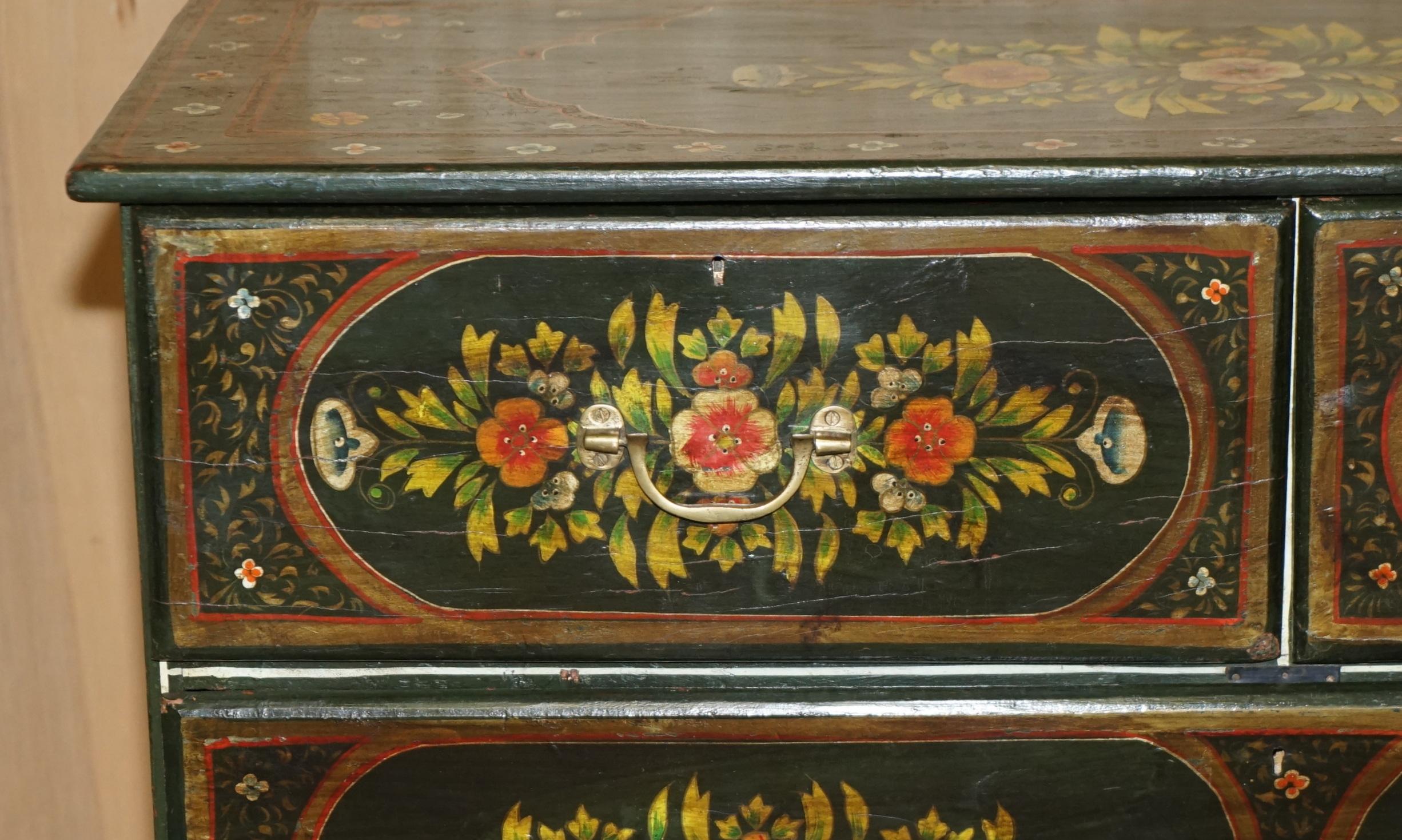 ANTiQUE SCHWEDISCHE HANDGEMALTE GRÜNE FLORALE ZWEI ÜBER DREI SCHRANKKOMPETEN (Holz) im Angebot