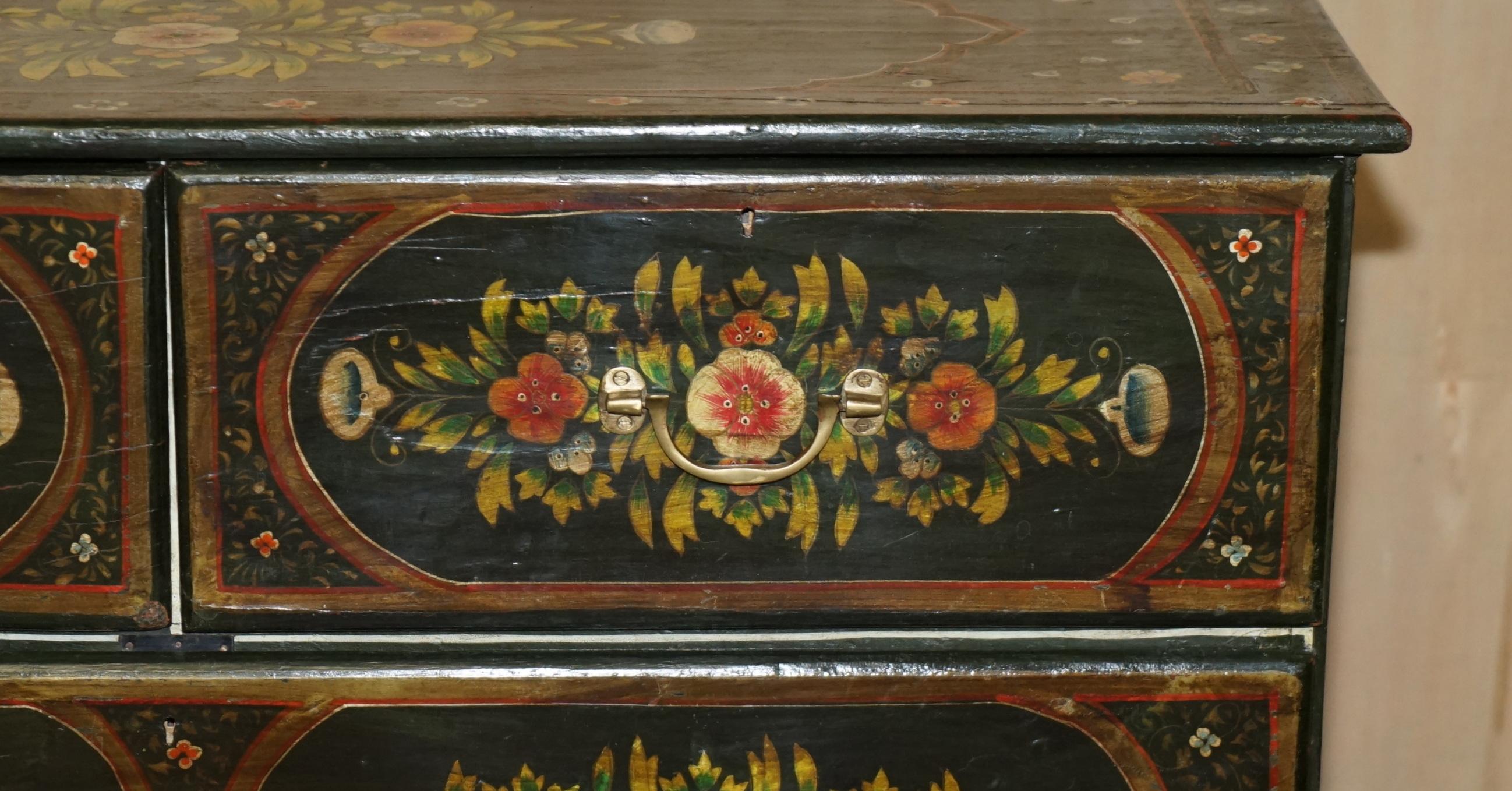 ANTiQUE SCHWEDISCHE HANDGEMALTE GRÜNE FLORALE ZWEI ÜBER DREI SCHRANKKOMPETEN im Angebot 1