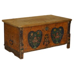 ANTIQUE SWEDISH HAND PAINTED HEART CIRCA 1800 KOFFER STORAGE TRUNK IN PITCH PiNE