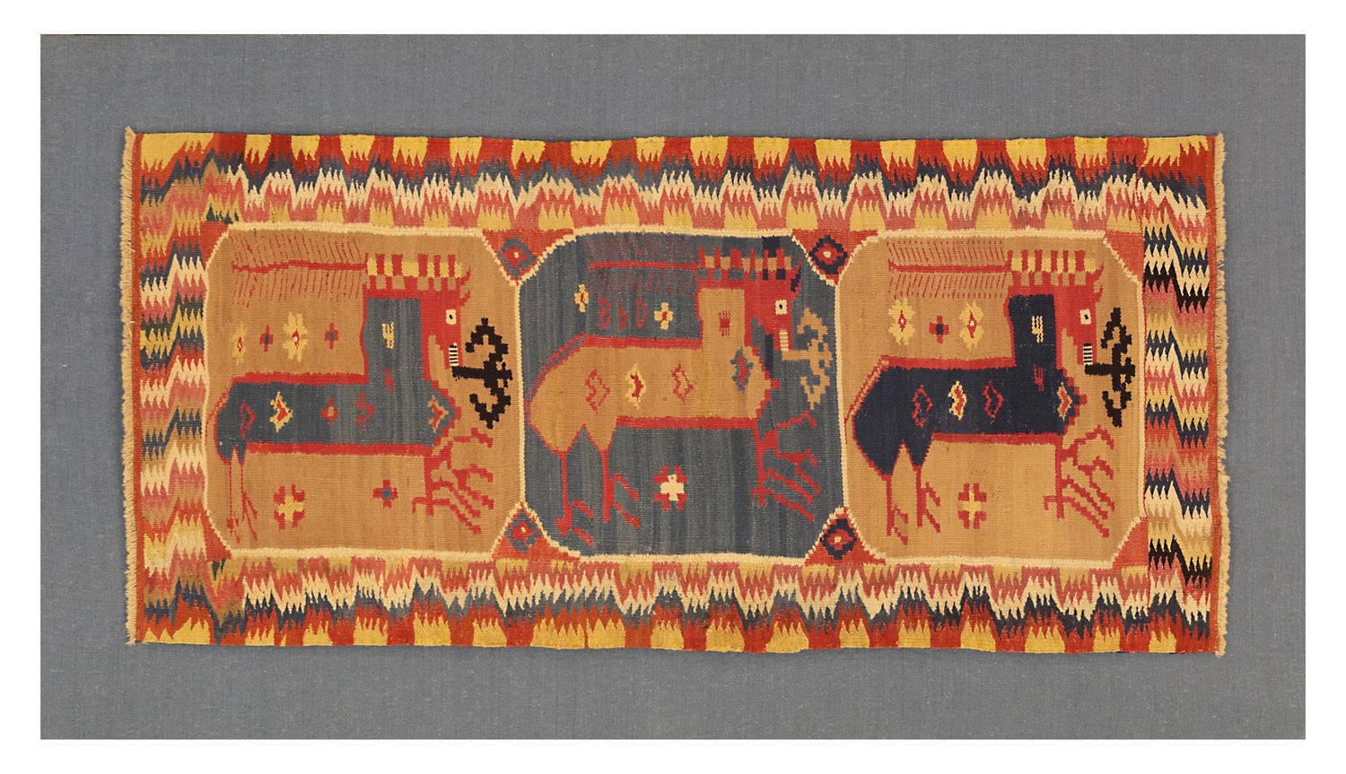 Antico tessuto svedese beige e blu con disegno di un cavallo, XIX secolo