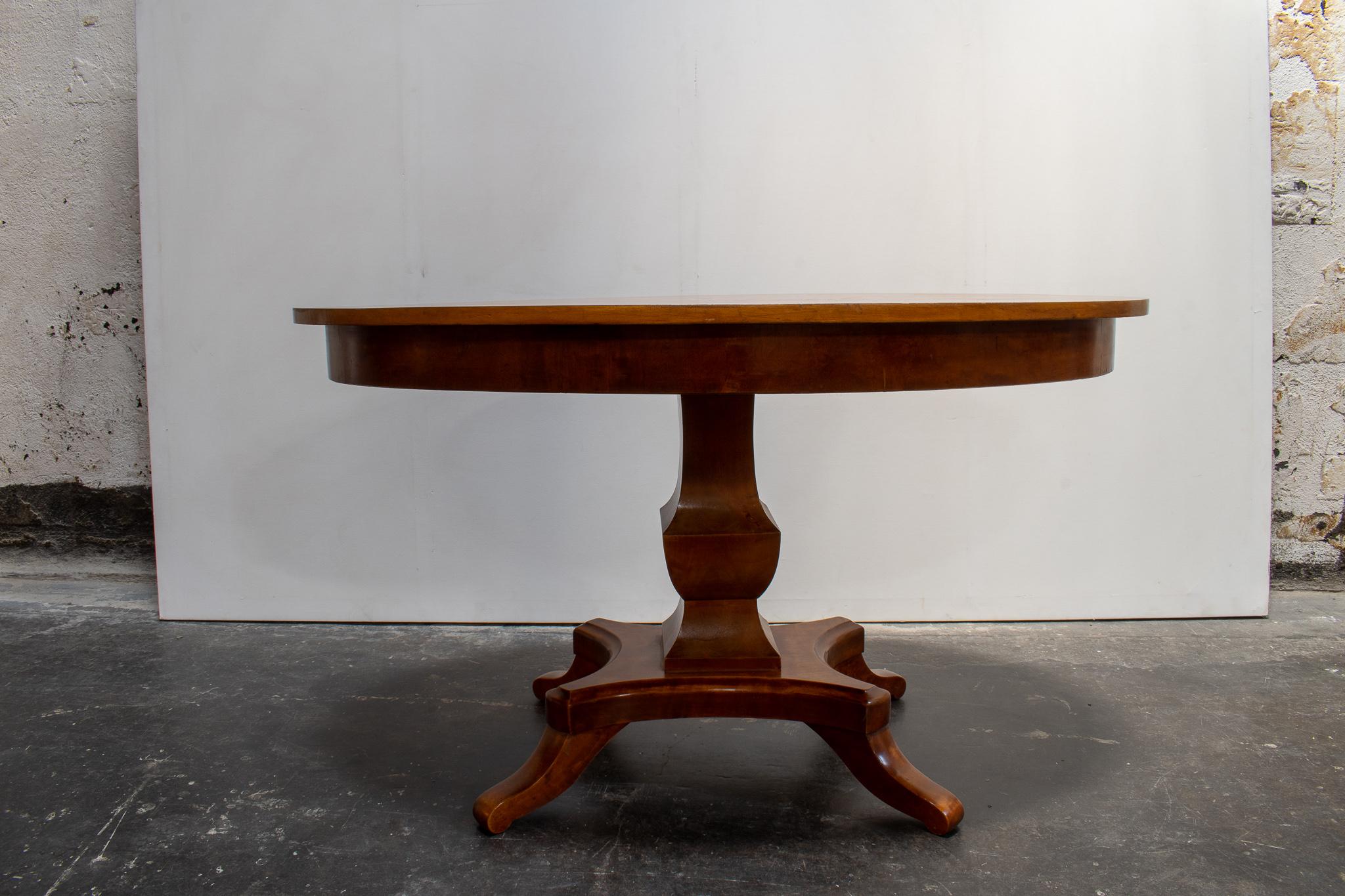 Swedish Karl Johan (Biedermeier) center or side table in mahogany. Oval top, gracefully shaped pedestal base, can be used as a center, end, or side table. Beautiful piece in excellent antique condition.