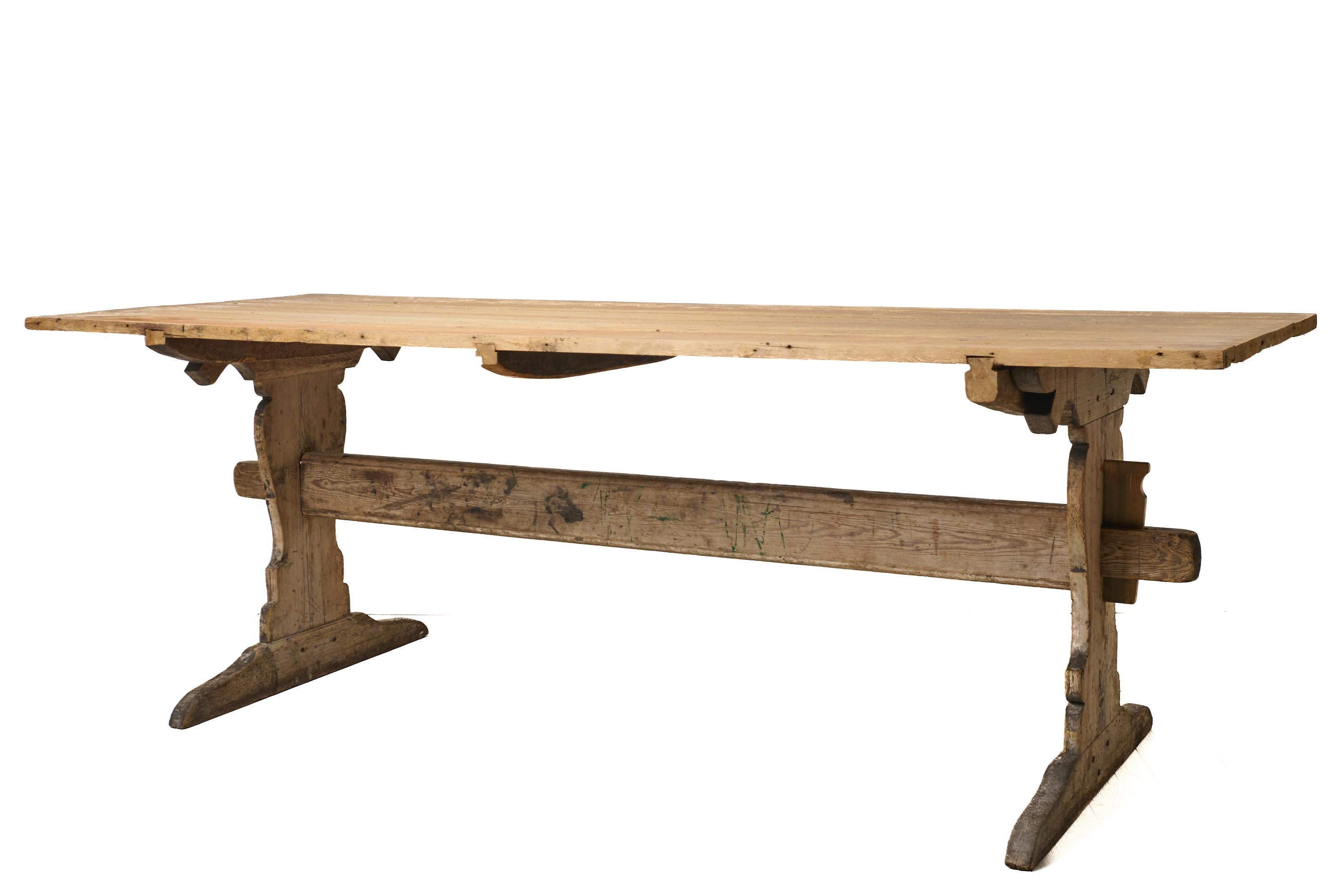 Grande table de salle à manger suédoise ancienne et authentique en pin, état d'origine Bon état - En vente à Kramfors, SE