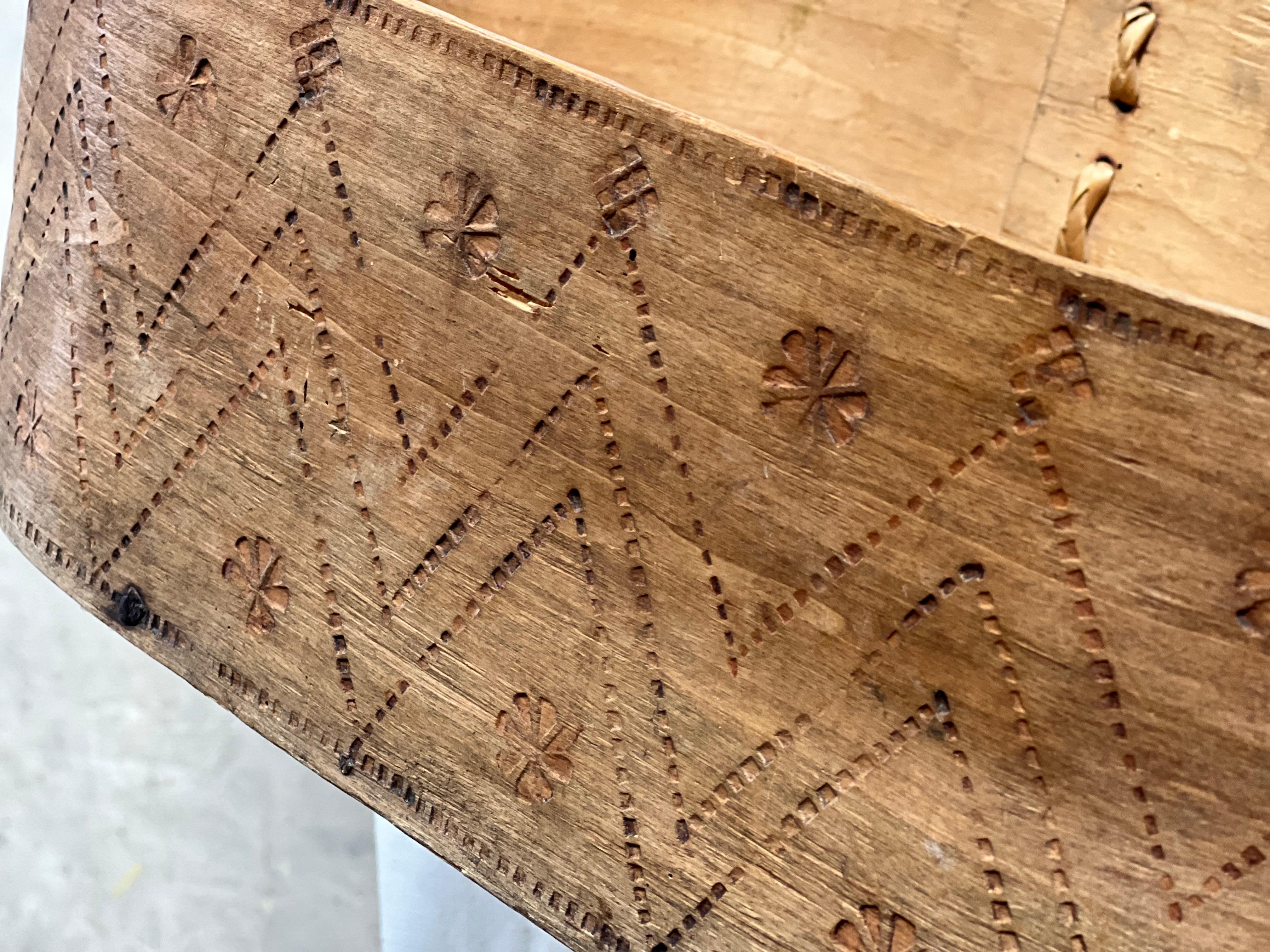 Antigua caja sueca grande de madera para guardar cosas 1800 Artesanía popular hecha a mano en venta 2