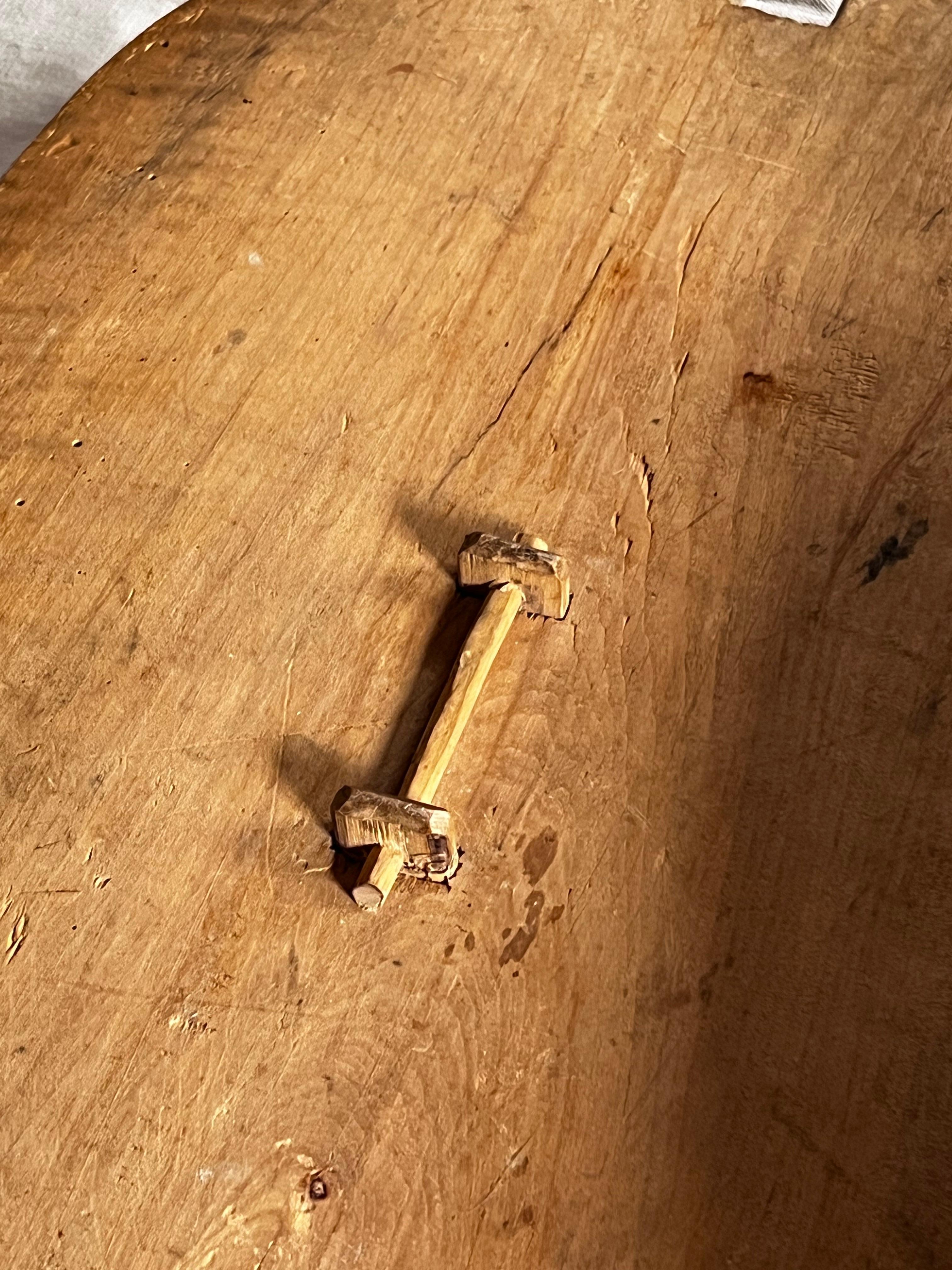 Antigua caja sueca grande de madera para guardar cosas 1800 Artesanía popular hecha a mano en venta 4