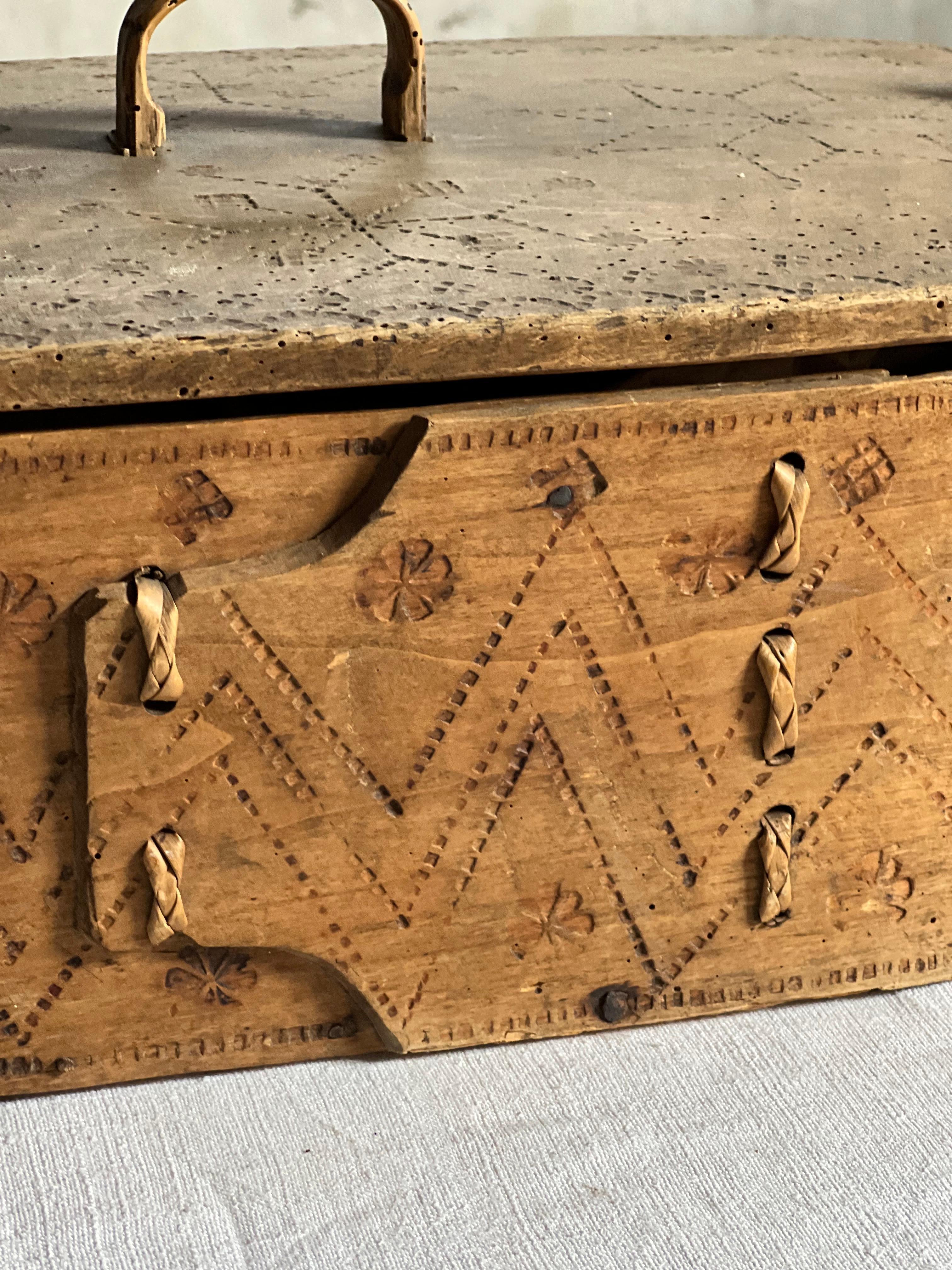 Antigüedad sueca  madera de pino y abedul  caja de almacenamiento. La señora los tiene para guardar sus pequeños enseres en la boda. Madera curvada de gran calidad. Es una auténtica pieza de principios del siglo XIX. Grabado con decoraciones hechas