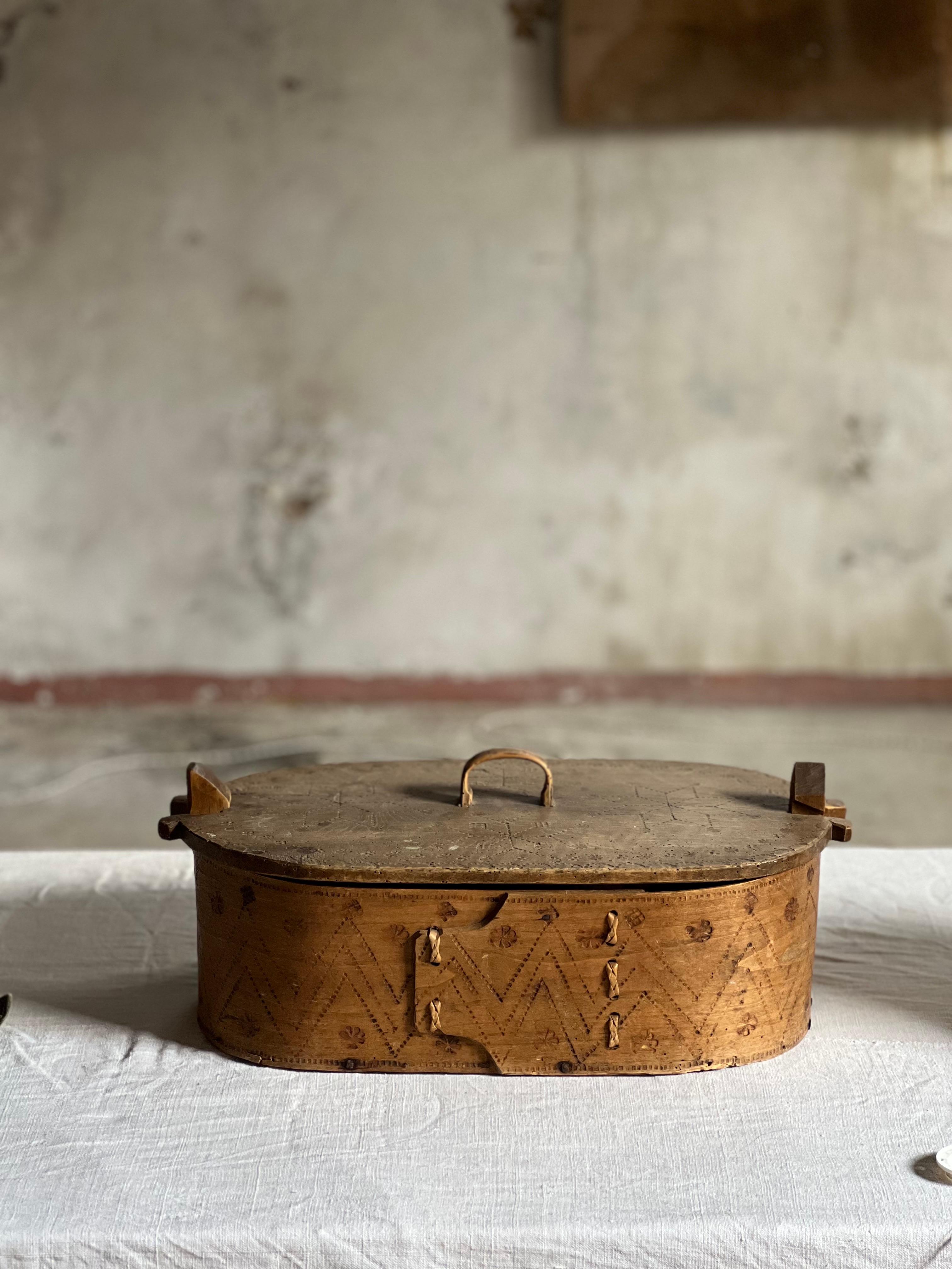 Antigua caja sueca grande de madera para guardar cosas 1800 Artesanía popular hecha a mano Sueco en venta