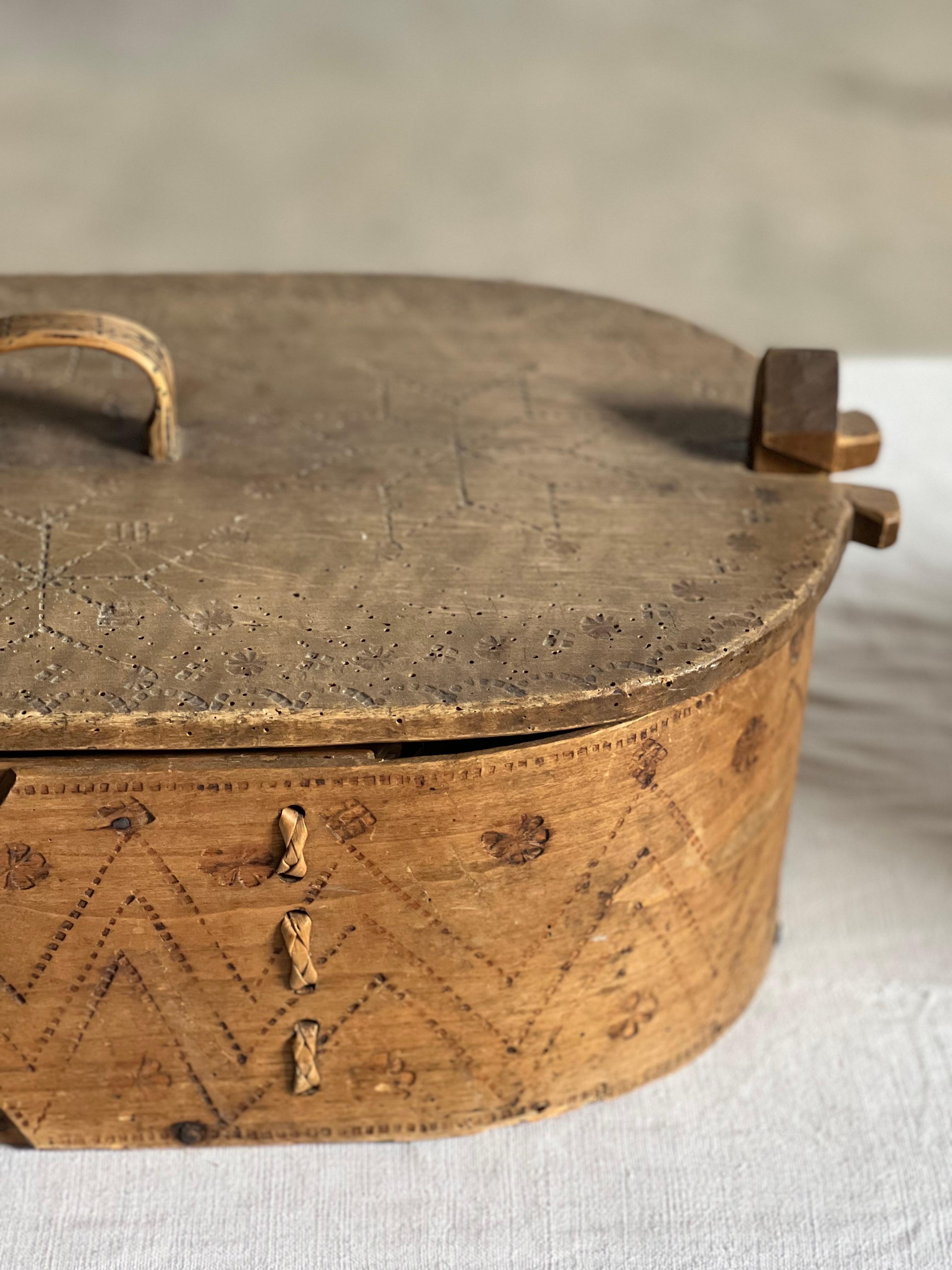 Antigua caja sueca grande de madera para guardar cosas 1800 Artesanía popular hecha a mano Hecho a mano en venta