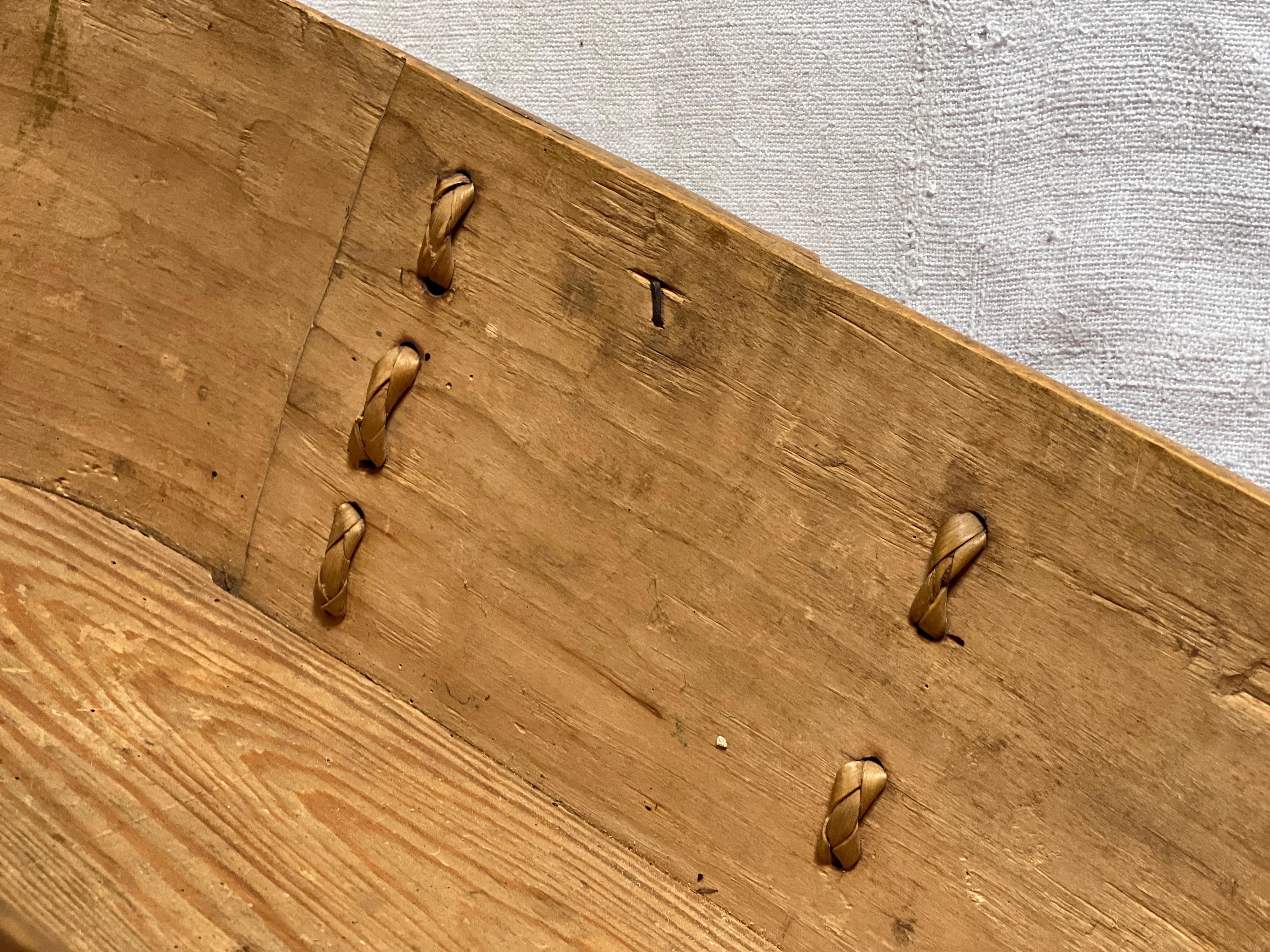 Antigua caja sueca grande de madera para guardar cosas 1800 Artesanía popular hecha a mano en Bueno estado para la venta en Forest, BE