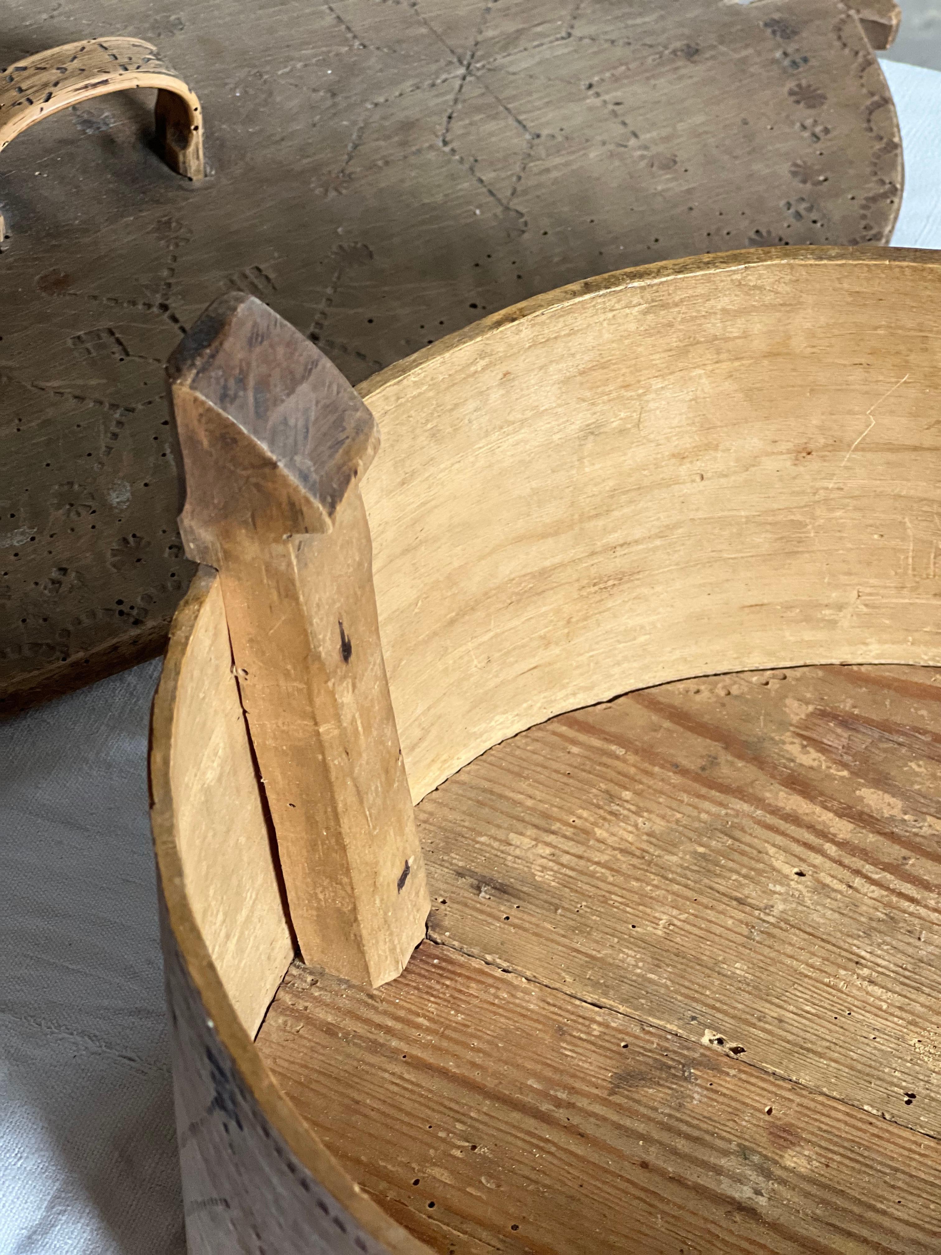 Antigua caja sueca grande de madera para guardar cosas 1800 Artesanía popular hecha a mano siglo XIX en venta