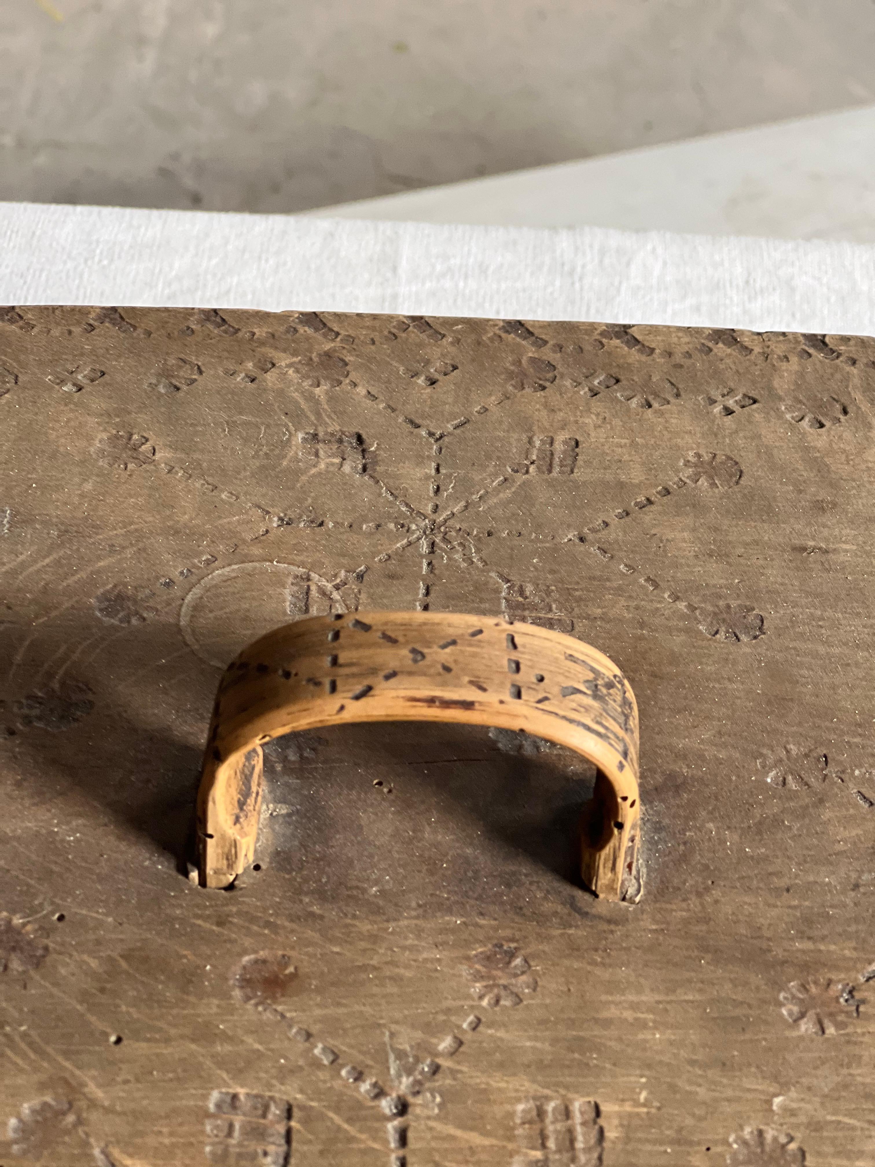 Antigua caja sueca grande de madera para guardar cosas 1800 Artesanía popular hecha a mano Abedul en venta