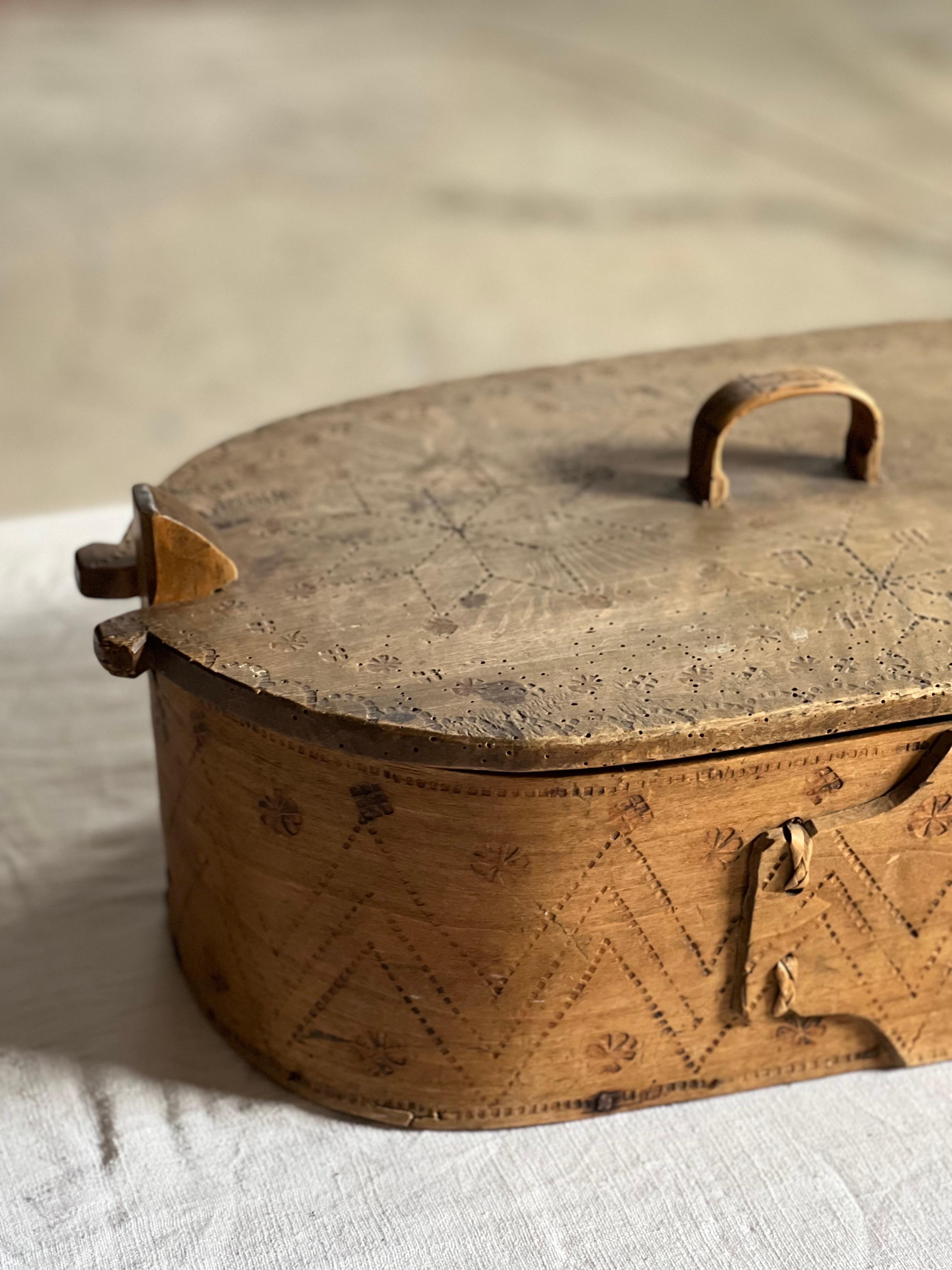 Antigua caja sueca grande de madera para guardar cosas 1800 Artesanía popular hecha a mano en venta 1