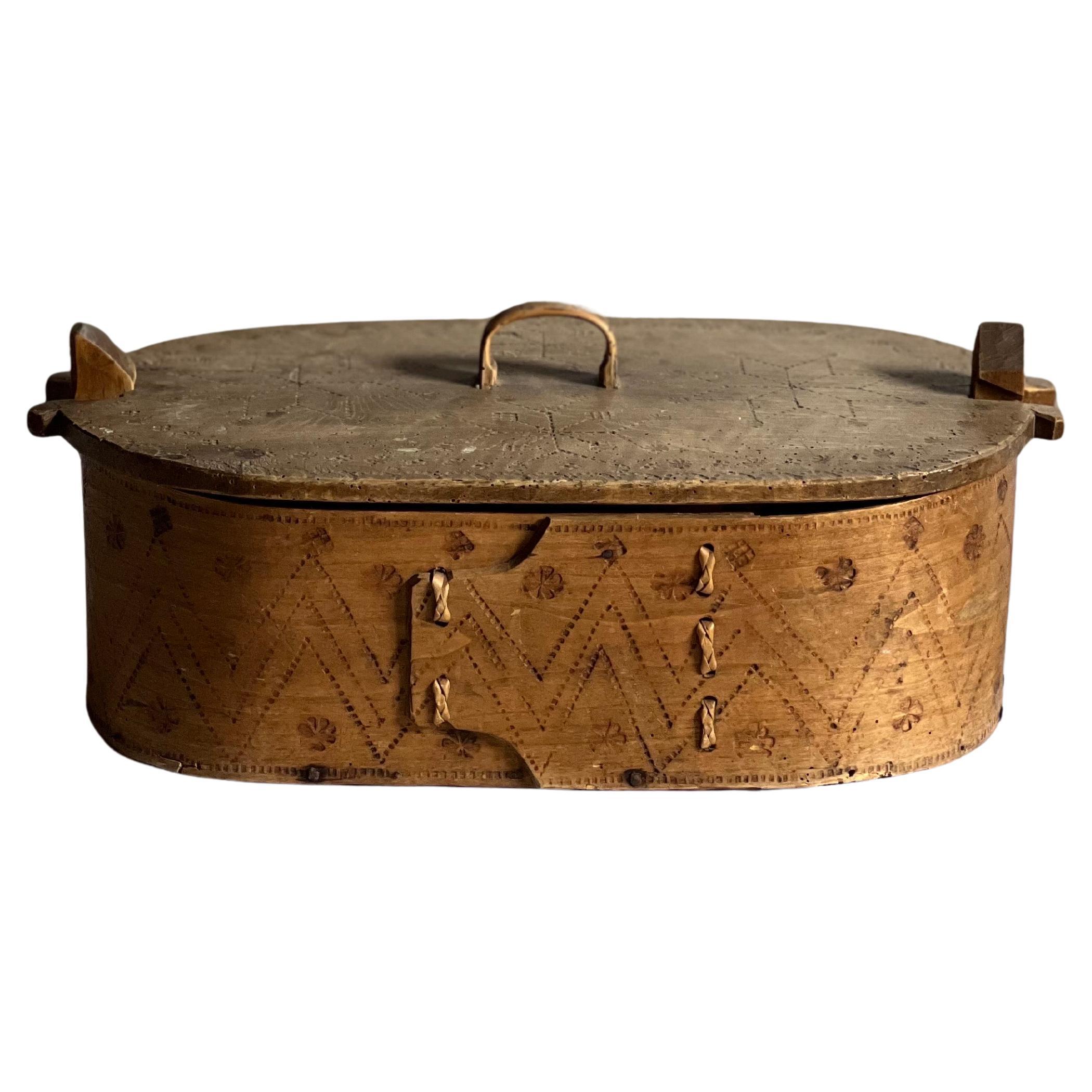 Antigua caja sueca grande de madera para guardar cosas 1800 Artesanía popular hecha a mano