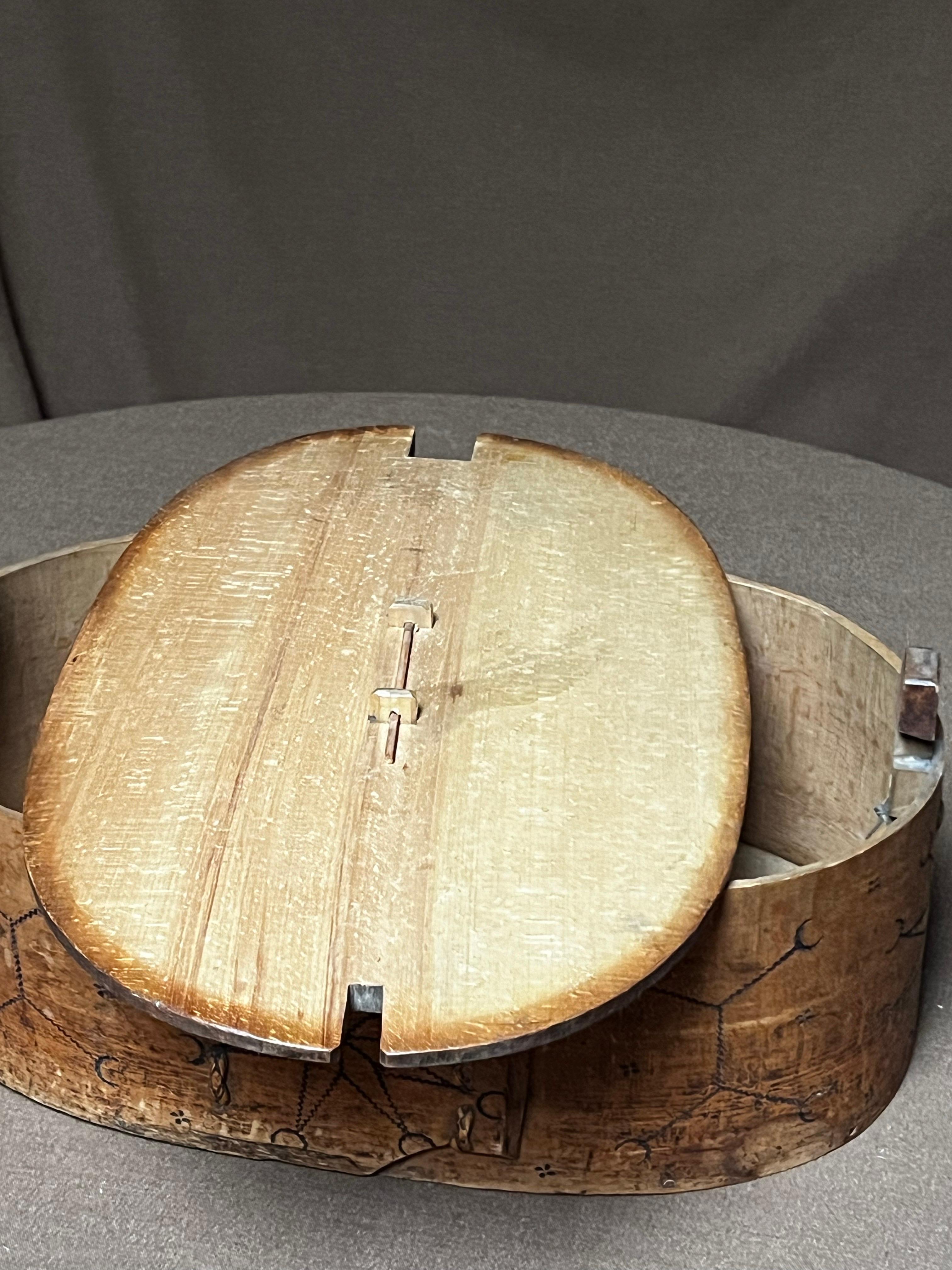 Antigua caja sueca grande de madera 1802 Artesanía popular hecha a mano en venta 3