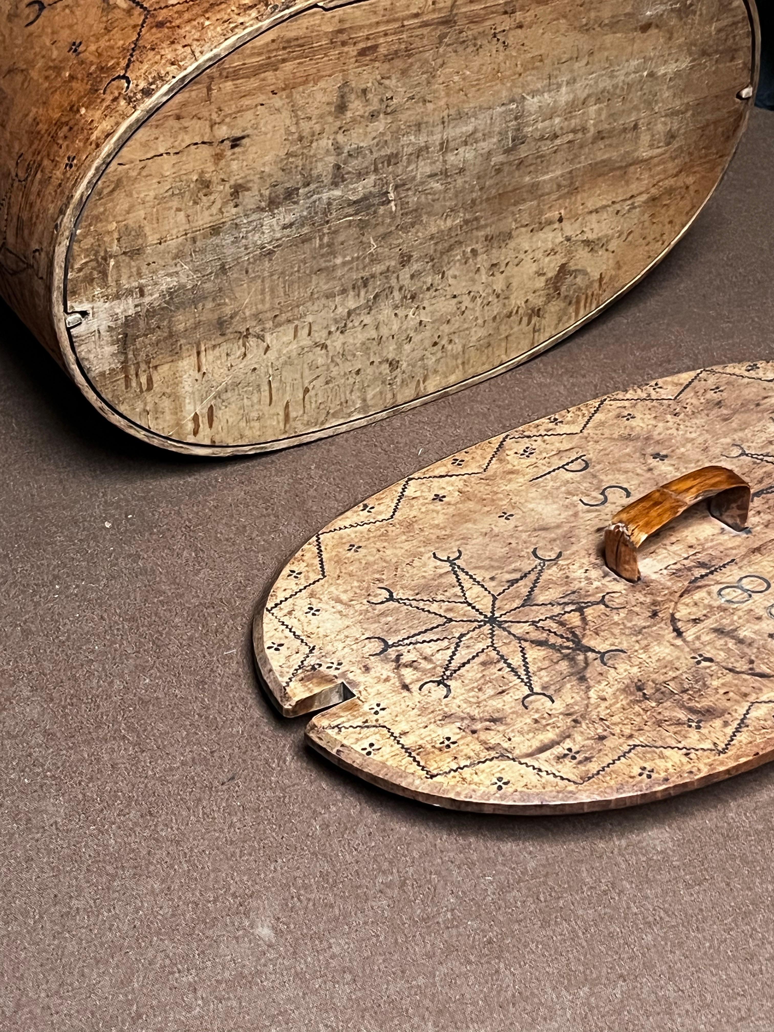 Antigua caja sueca grande de madera 1802 Artesanía popular hecha a mano en venta 4