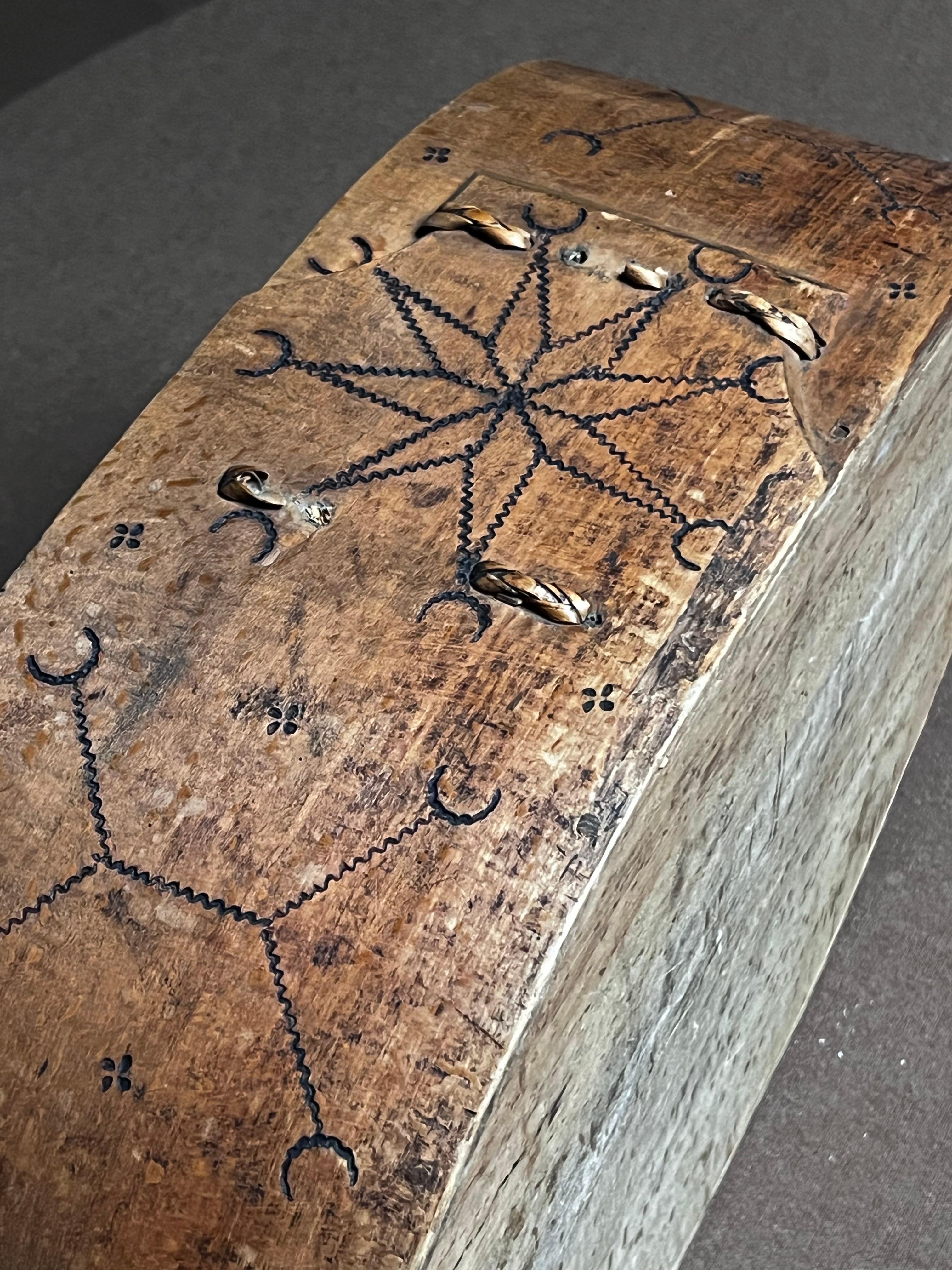 Antigua caja sueca grande de madera 1802 Artesanía popular hecha a mano en venta 6