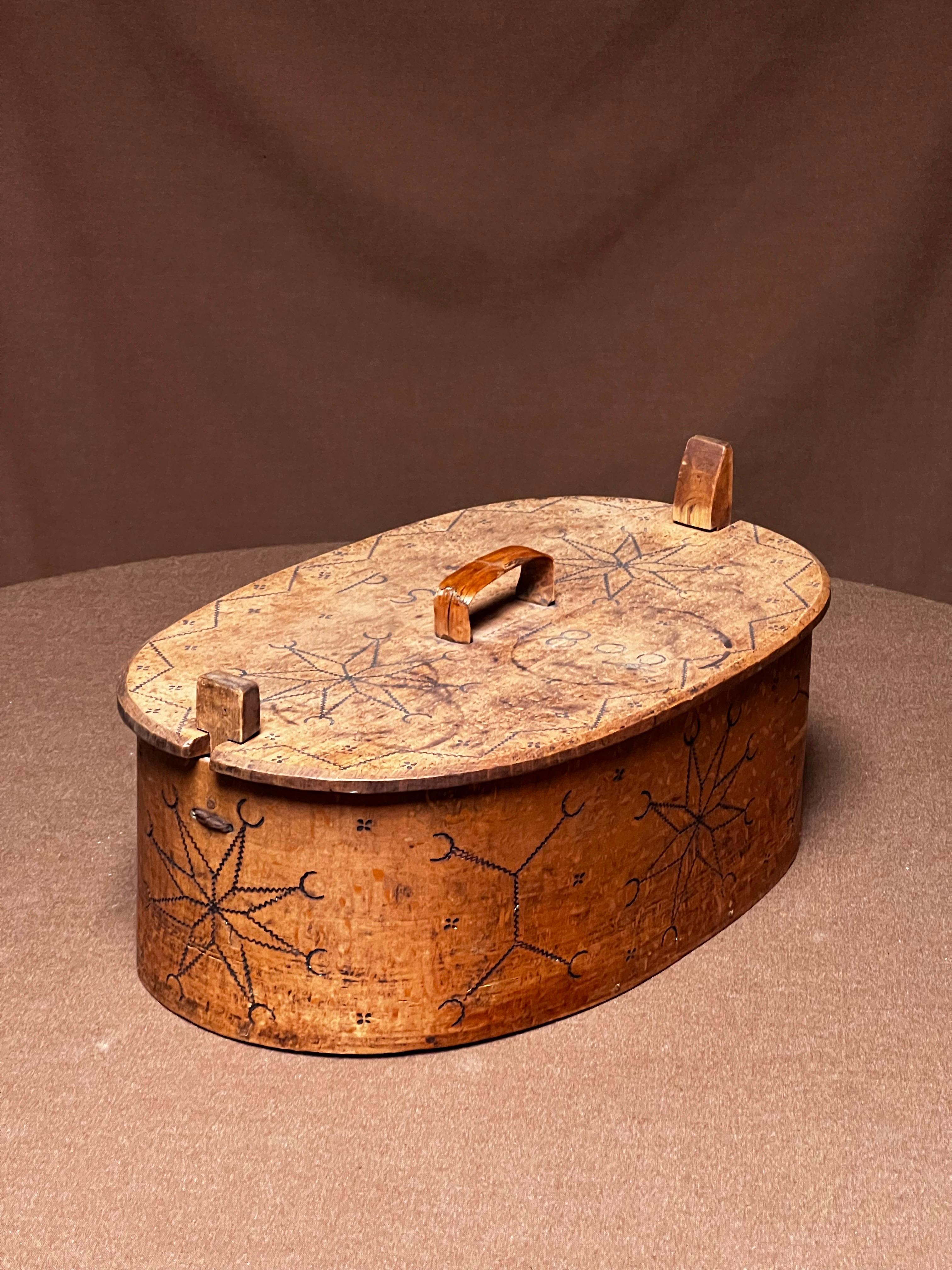 Antigua caja sueca grande de madera 1802 Artesanía popular hecha a mano en venta 8