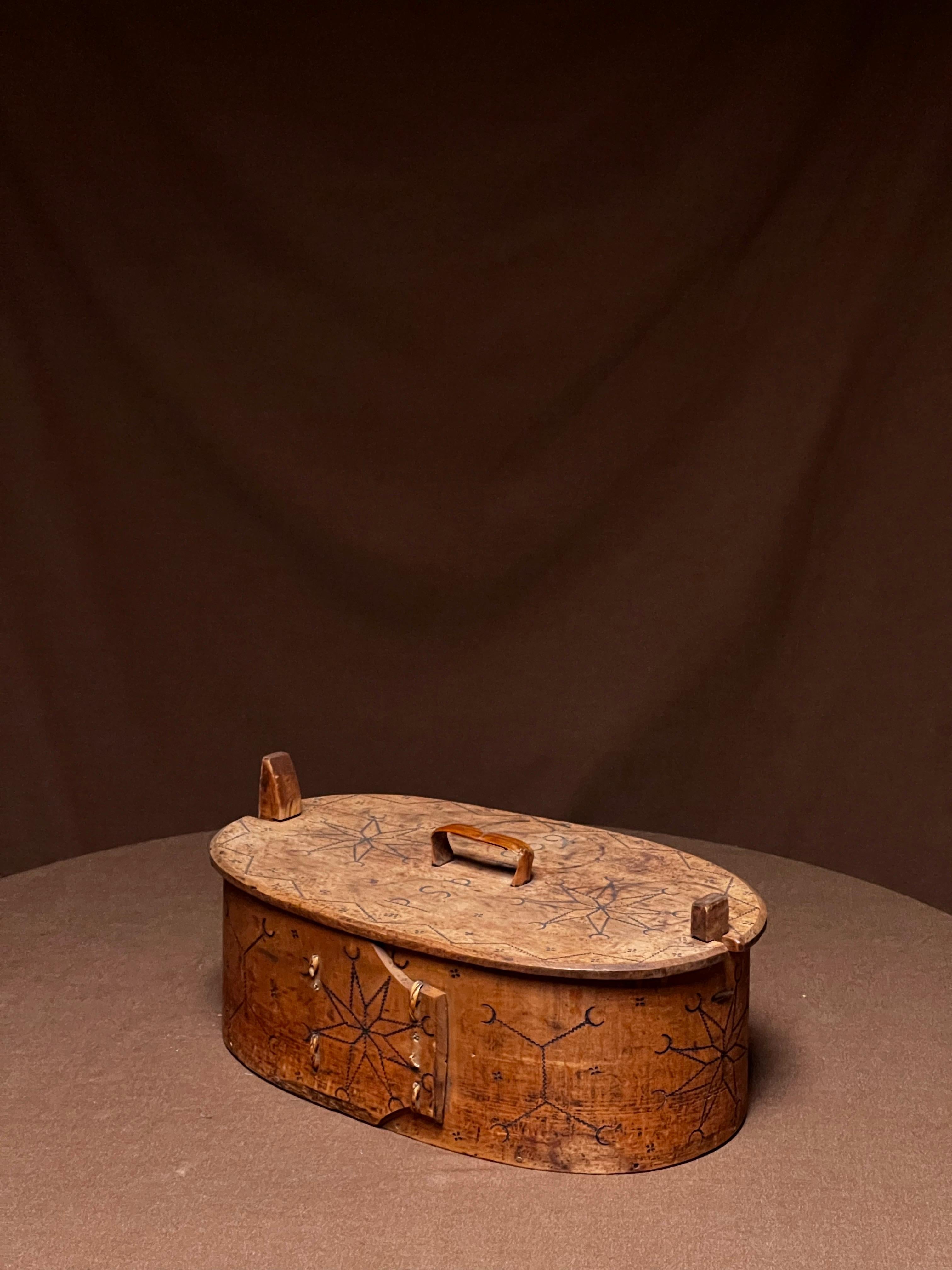 Caja de almacenaje de madera antigua sueca de pino y abedul. La señora los tiene para guardar sus pequeños enseres en la boda. Madera curvada de gran calidad. Es una auténtica pieza de principios del siglo XIX. Éste está fechado en 1802. Grabado con
