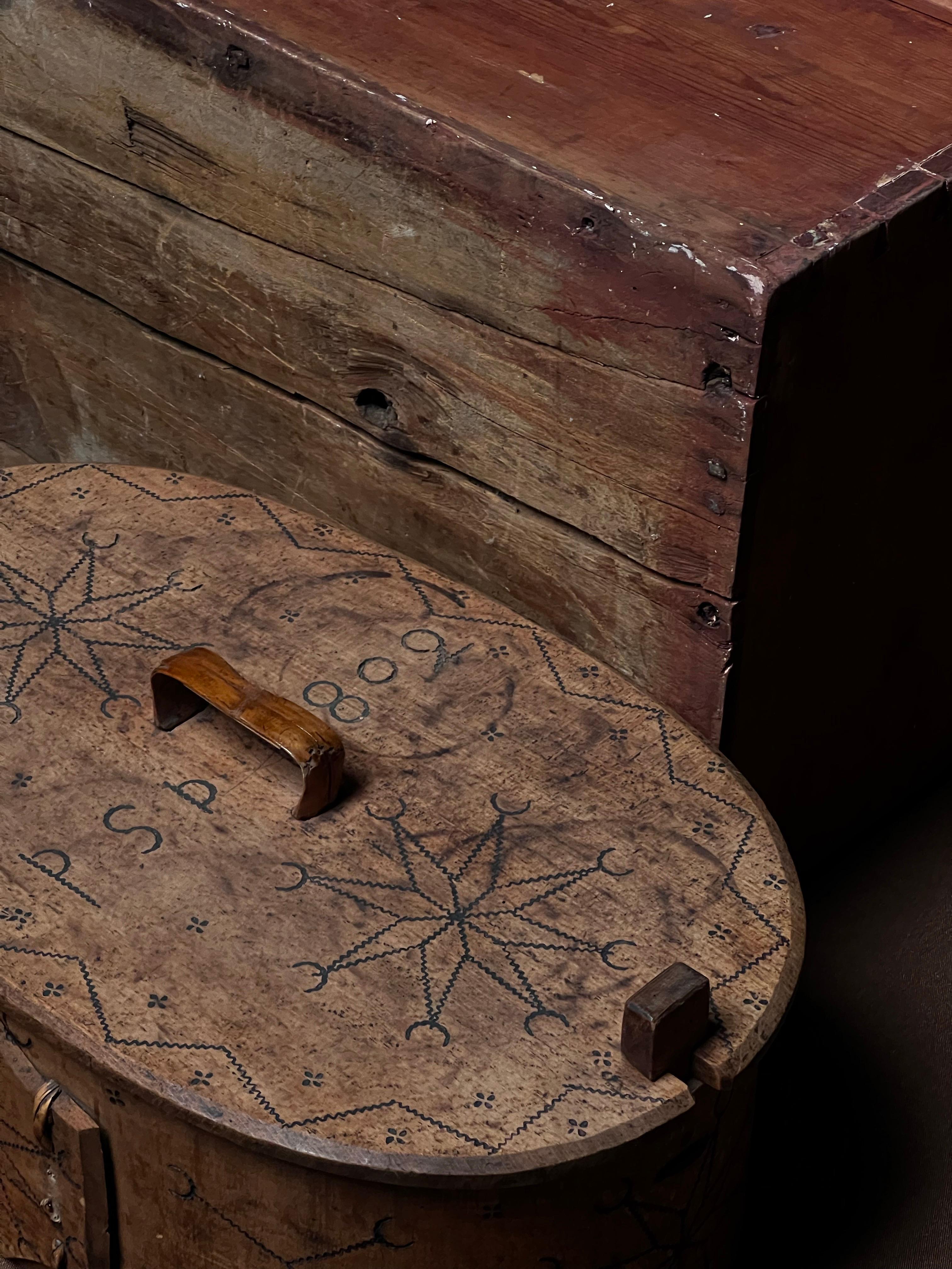 Antigua caja sueca grande de madera 1802 Artesanía popular hecha a mano Arte popular en venta